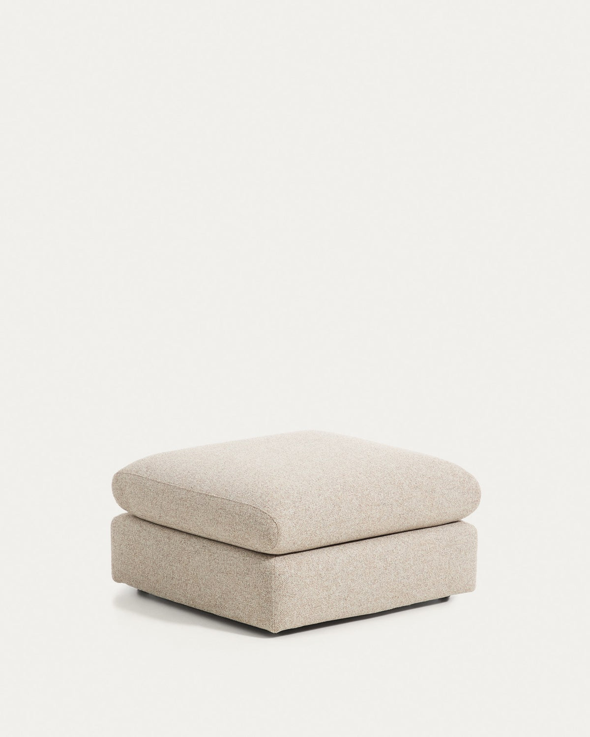 Beige gepolsterte Fussablage Vera von Kave Home, quadratische Form 80 x 80 cm, mit schwarzen Beinen aus Polypropylen und texturiertem Bezug.