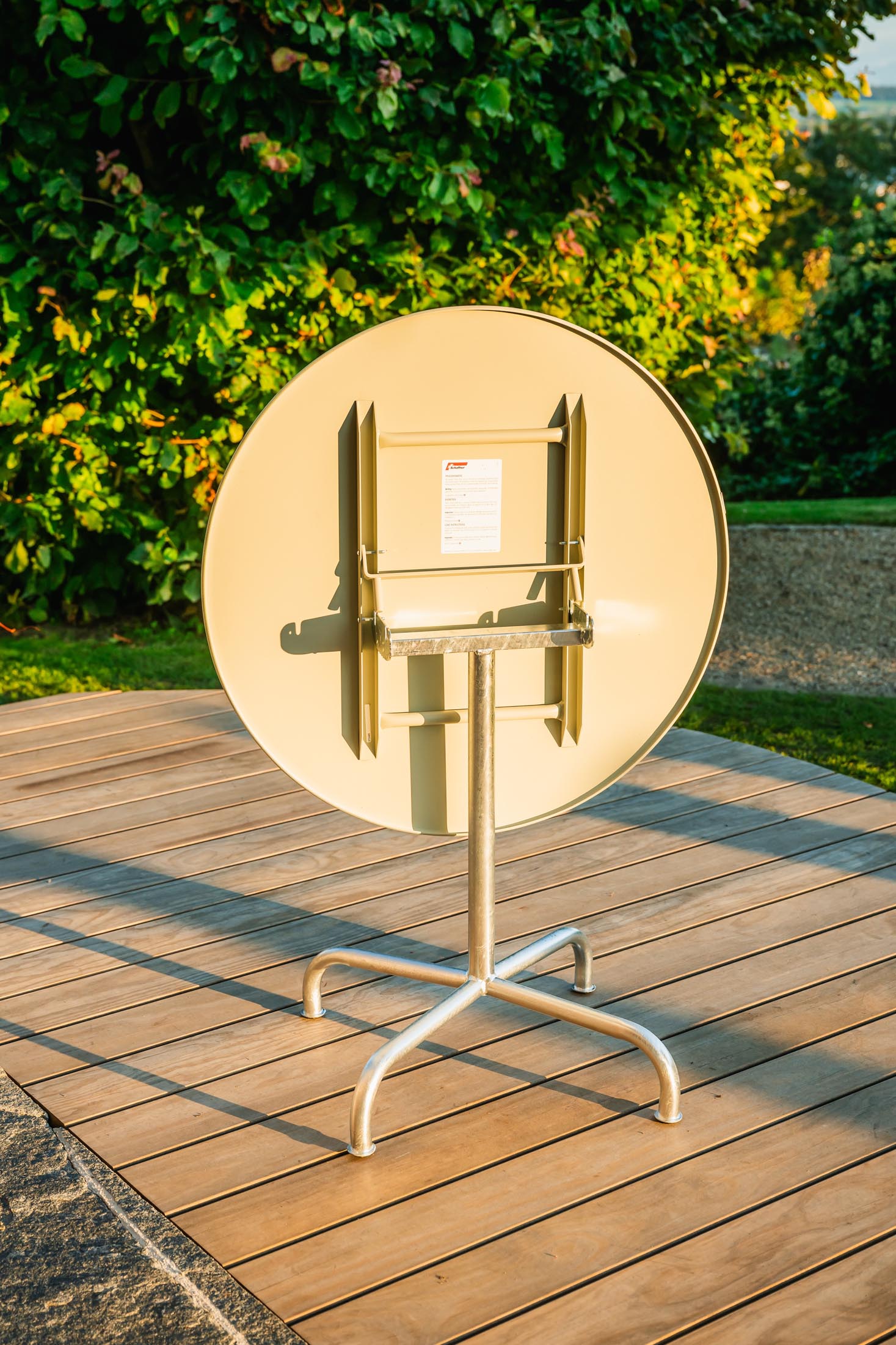 Hochwertiger Rigi Metall-Gartentisch ø90, klappbar, wetterfest, rostfrei, Schweizer Design, langlebig, perfekt für Garten, Terrasse oder Balkon.