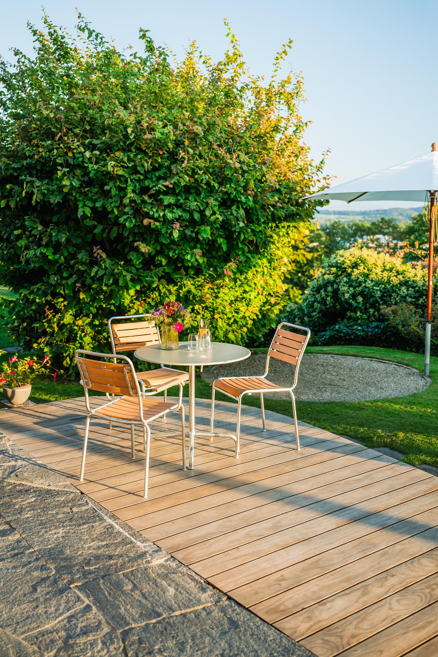 Rigi Metall-Gartentisch ø80 klappbar in Pastellgrün präsentiert im Onlineshop von KAQTU Design AG. Gartentisch ist von Schaffner