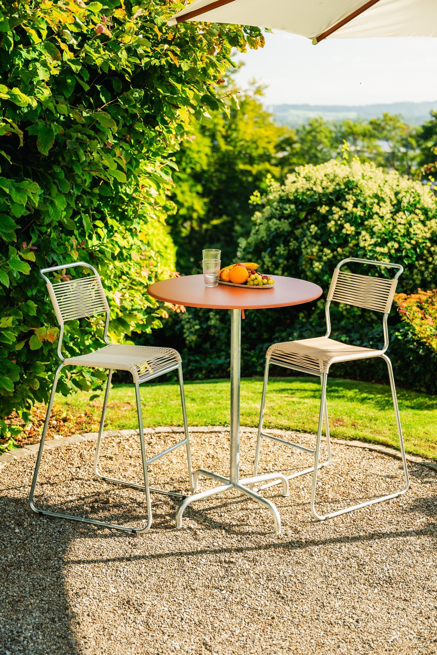 Rigi Metall-Stehtisch Outdoor ø80 / 110 klappbar in Buchsbaumgelb präsentiert im Onlineshop von KAQTU Design AG. Hochtisch Outdoor ist von Schaffner