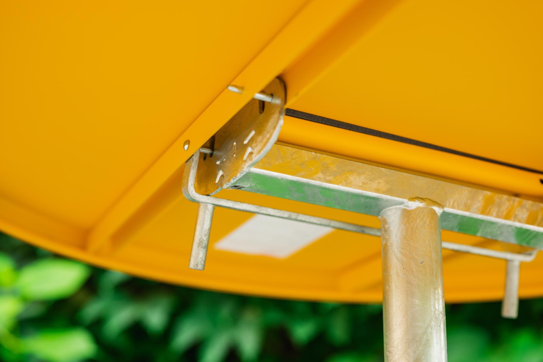 Säntis Metall-Gartentisch ø72 klappbar in Ahornrot präsentiert im Onlineshop von KAQTU Design AG. Gartentisch ist von Schaffner