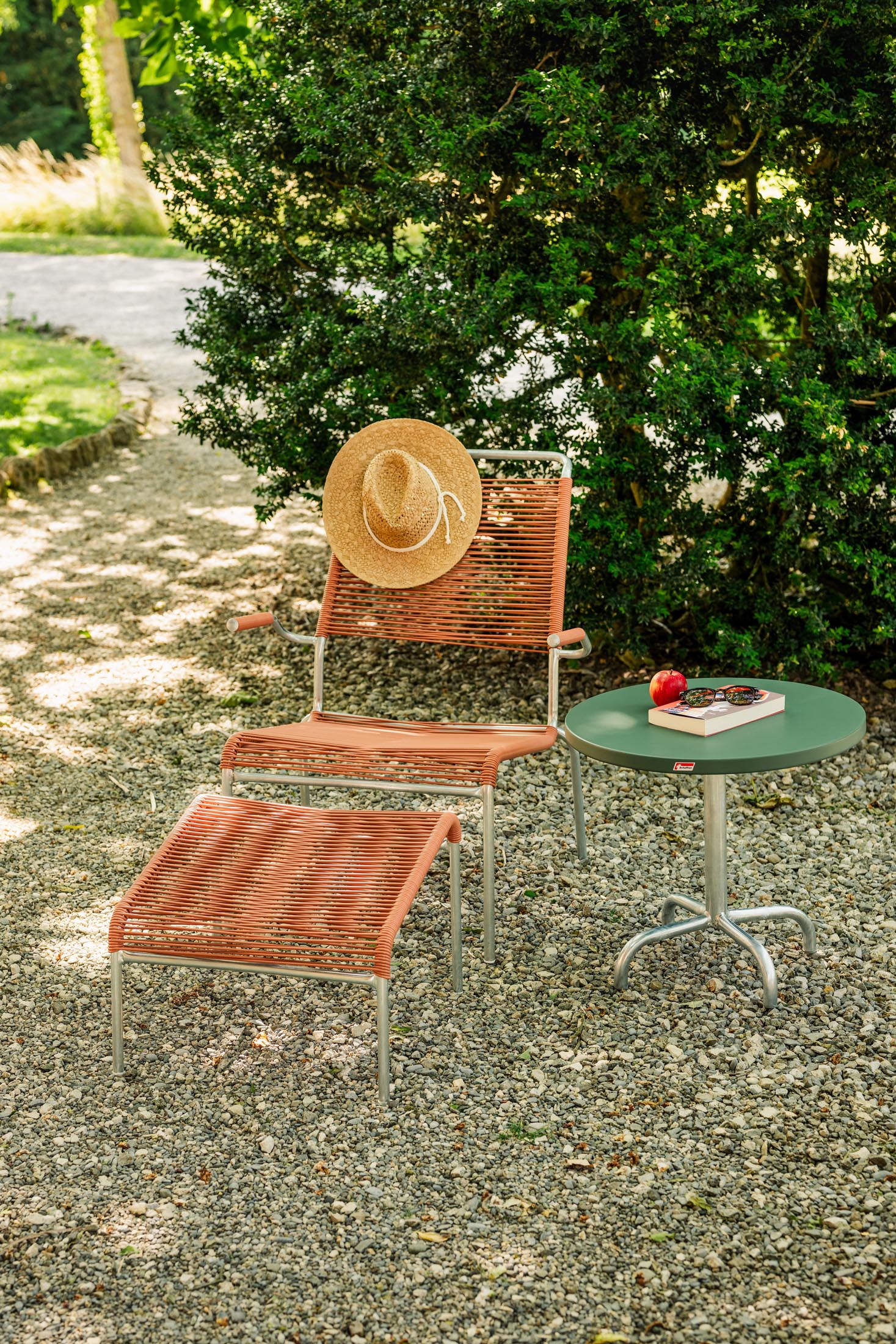 Säntis Metall-Beistelltisch Outdoor ø54 / 50 in Tannengrün präsentiert im Onlineshop von KAQTU Design AG. Beistelltisch Outdoor ist von Schaffner