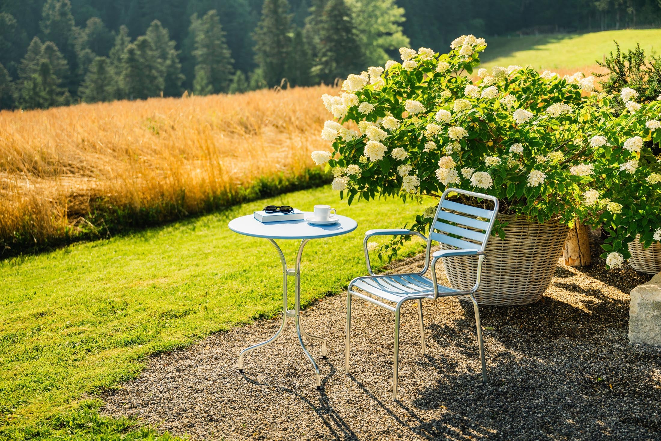 St. Moritz Metall-Gartentisch ø60 in Pastellblau präsentiert im Onlineshop von KAQTU Design AG. Gartentisch ist von Schaffner