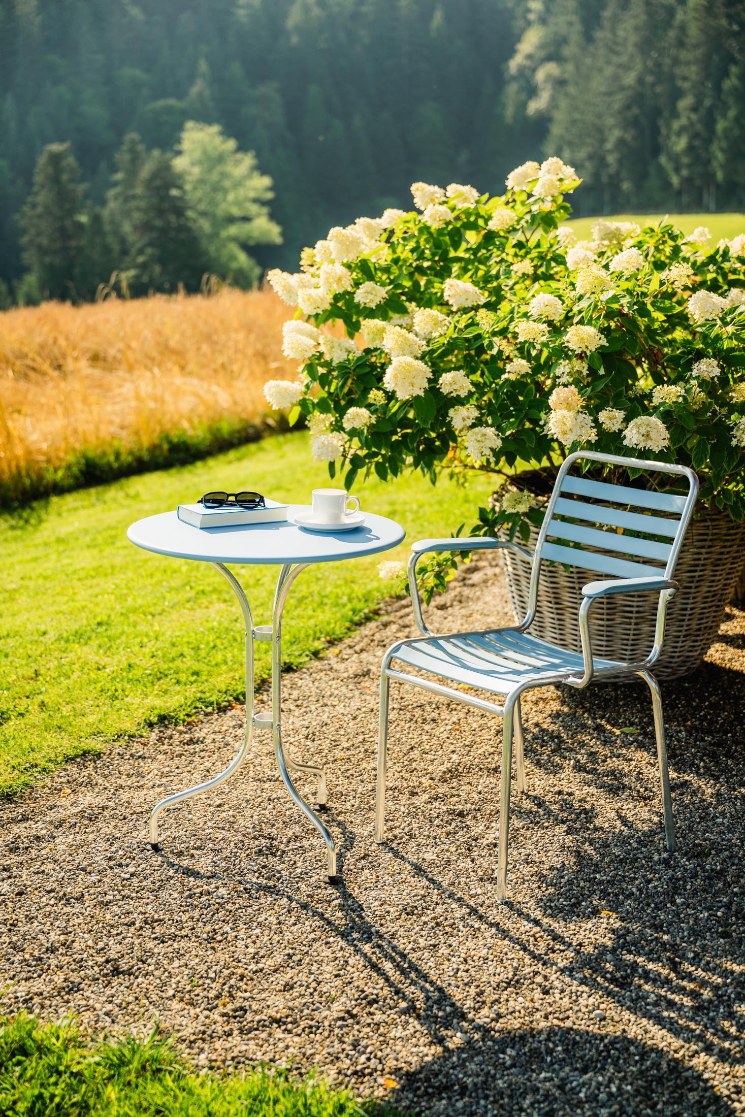 St. Moritz Metall-Gartentisch ø60 in Pastellblau präsentiert im Onlineshop von KAQTU Design AG. Gartentisch ist von Schaffner