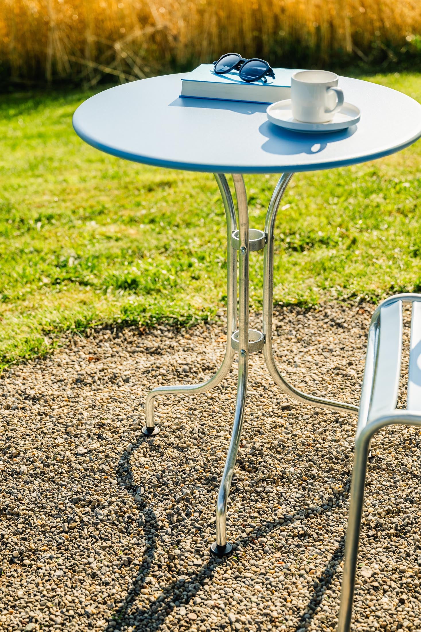 St. Moritz Metall-Gartentisch ø60 in Pastellblau präsentiert im Onlineshop von KAQTU Design AG. Gartentisch ist von Schaffner