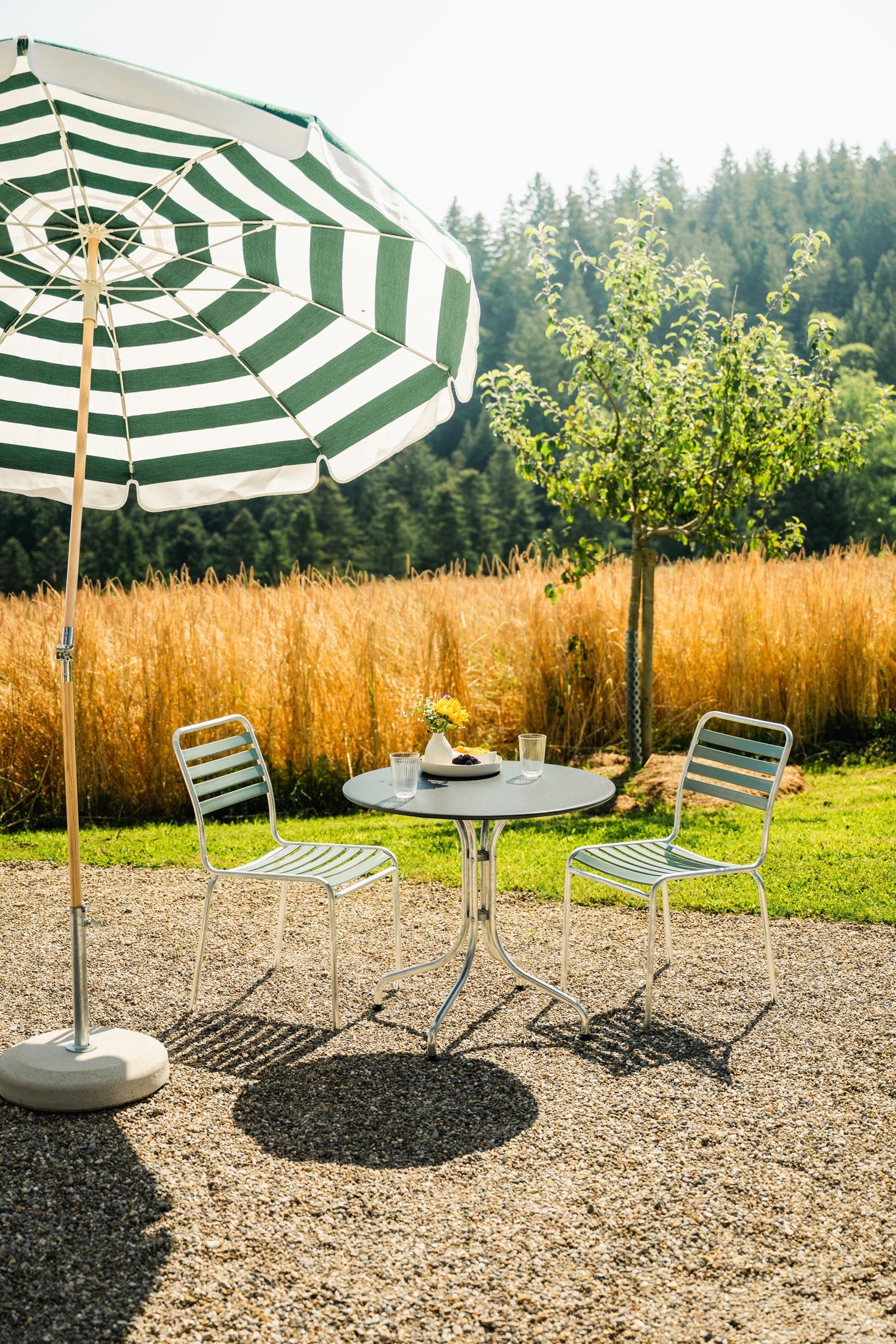 St. Moritz Metall-Gartentisch ø80 in Anthrazit präsentiert im Onlineshop von KAQTU Design AG. Gartentisch ist von Schaffner