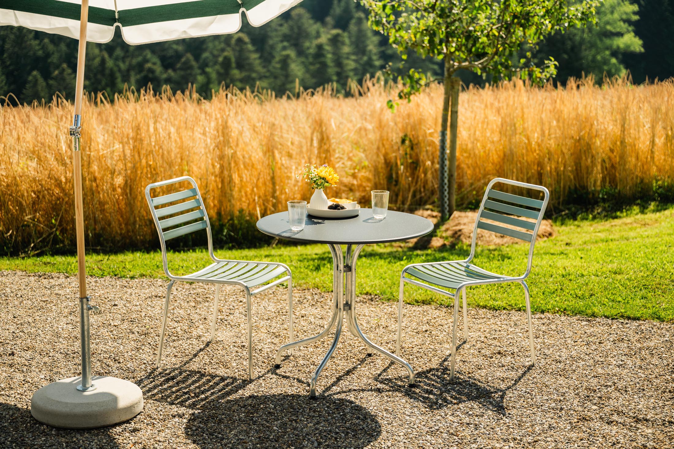 St. Moritz Metall-Gartentisch ø80 in Anthrazit präsentiert im Onlineshop von KAQTU Design AG. Gartentisch ist von Schaffner