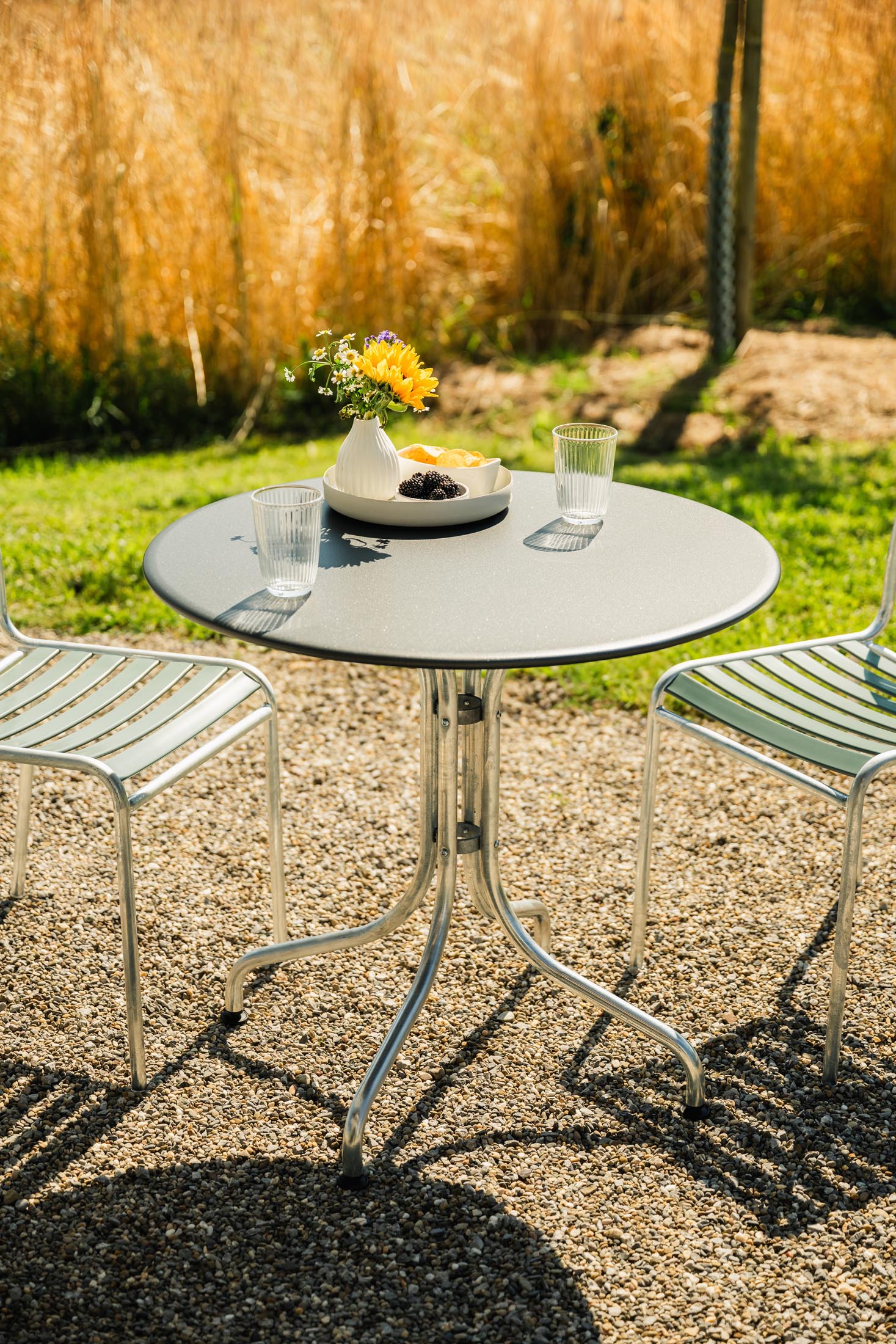St. Moritz Metall-Gartentisch ø80 in Anthrazit präsentiert im Onlineshop von KAQTU Design AG. Gartentisch ist von Schaffner