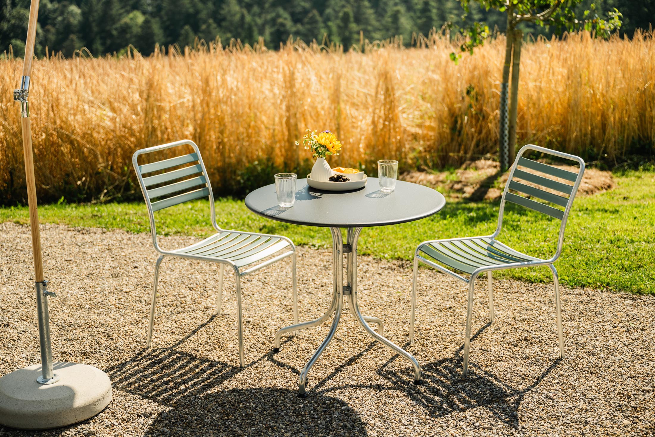 St. Moritz Metall-Gartentisch ø80 in Anthrazit präsentiert im Onlineshop von KAQTU Design AG. Gartentisch ist von Schaffner