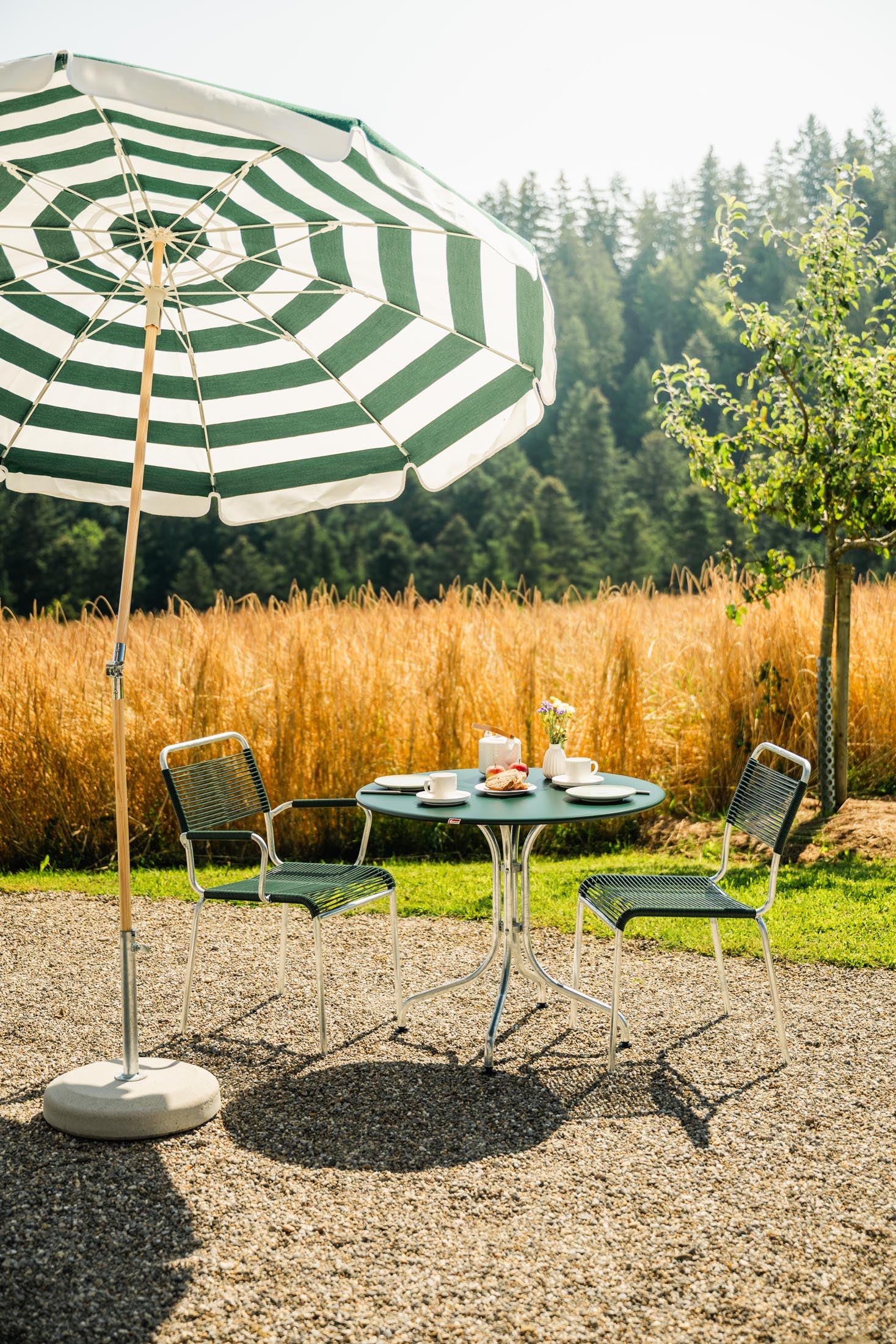 St. Moritz Metall-Gartentisch ø90 in Tannengrün präsentiert im Onlineshop von KAQTU Design AG. Gartentisch ist von Schaffner