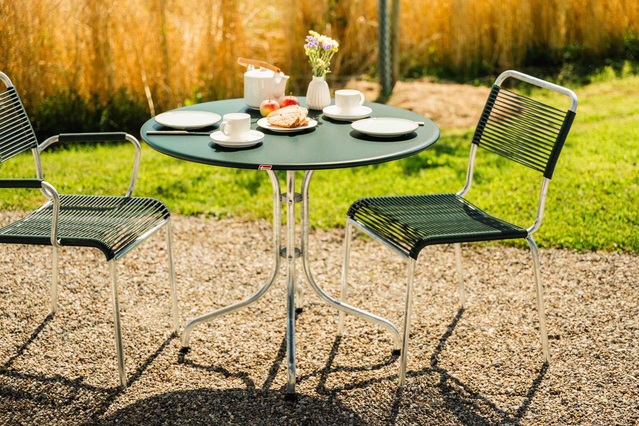 St. Moritz Metall-Gartentisch ø90 in Tannengrün präsentiert im Onlineshop von KAQTU Design AG. Gartentisch ist von Schaffner