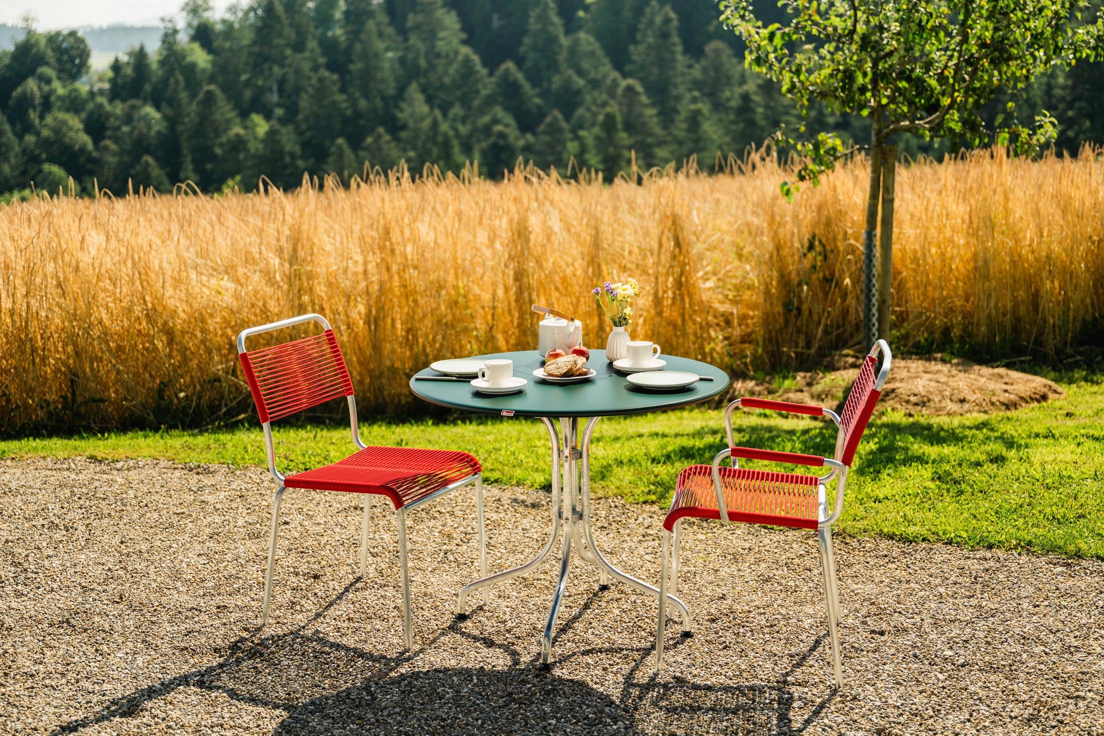St. Moritz Metall-Gartentisch ø90 in Tannengrün präsentiert im Onlineshop von KAQTU Design AG. Gartentisch ist von Schaffner