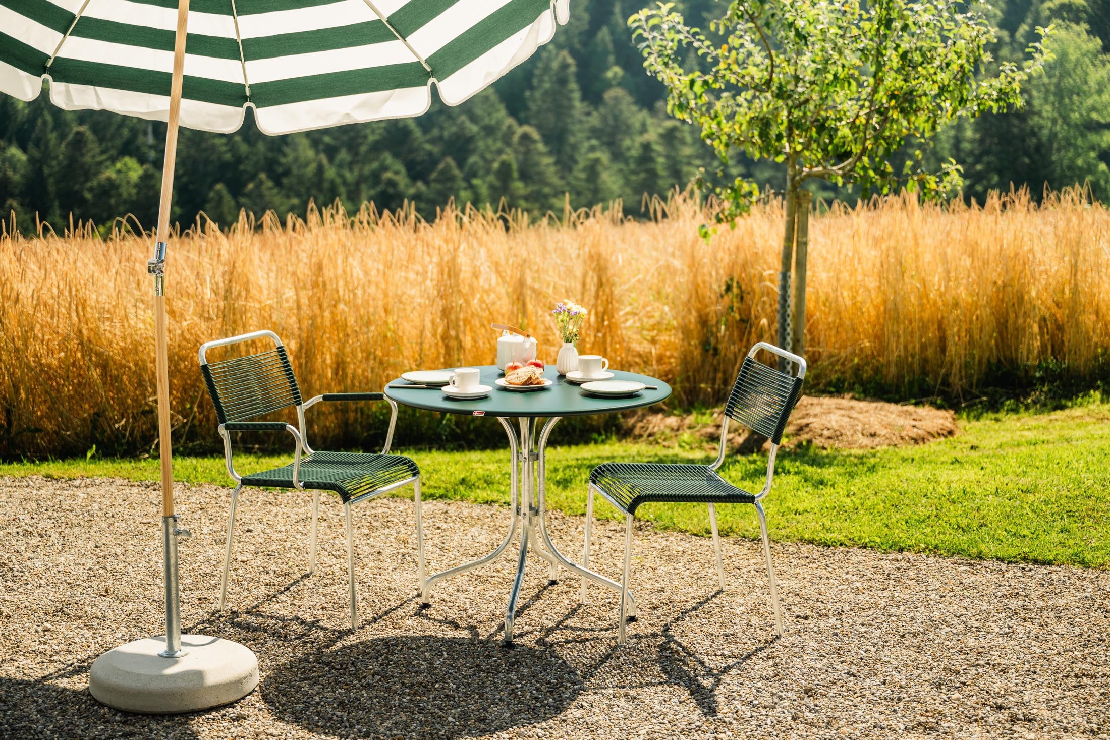 St. Moritz Metall-Gartentisch ø90 in Tannengrün präsentiert im Onlineshop von KAQTU Design AG. Gartentisch ist von Schaffner