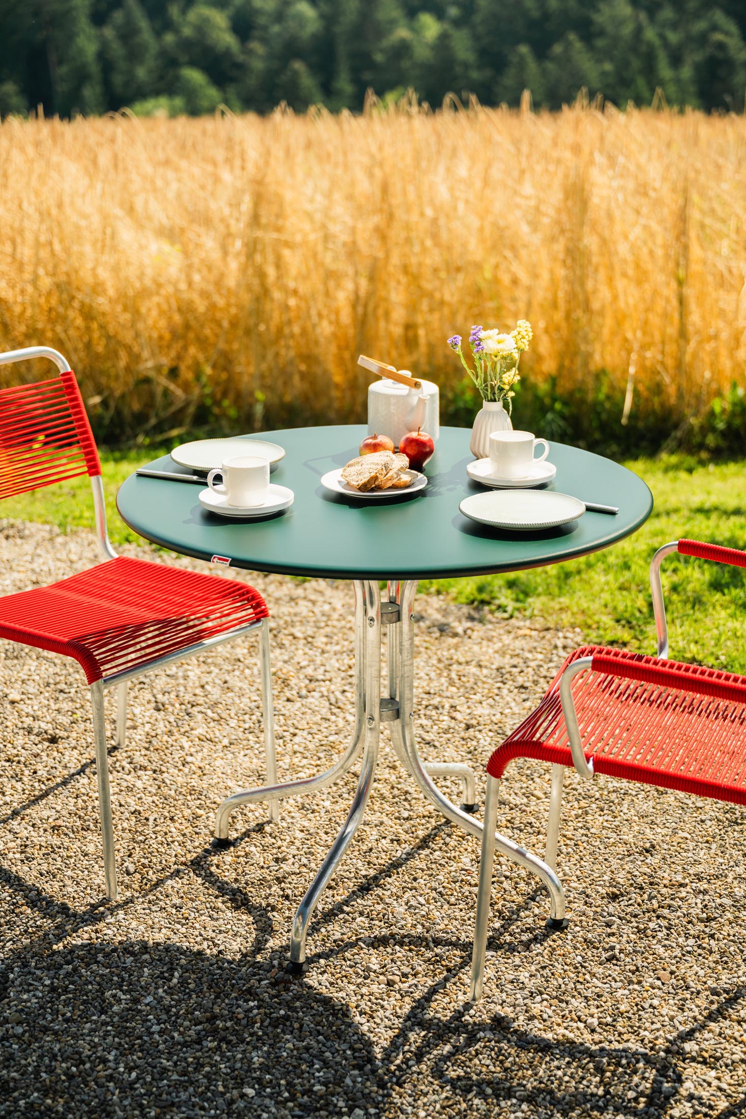 St. Moritz Metall-Gartentisch ø90 in Tannengrün präsentiert im Onlineshop von KAQTU Design AG. Gartentisch ist von Schaffner