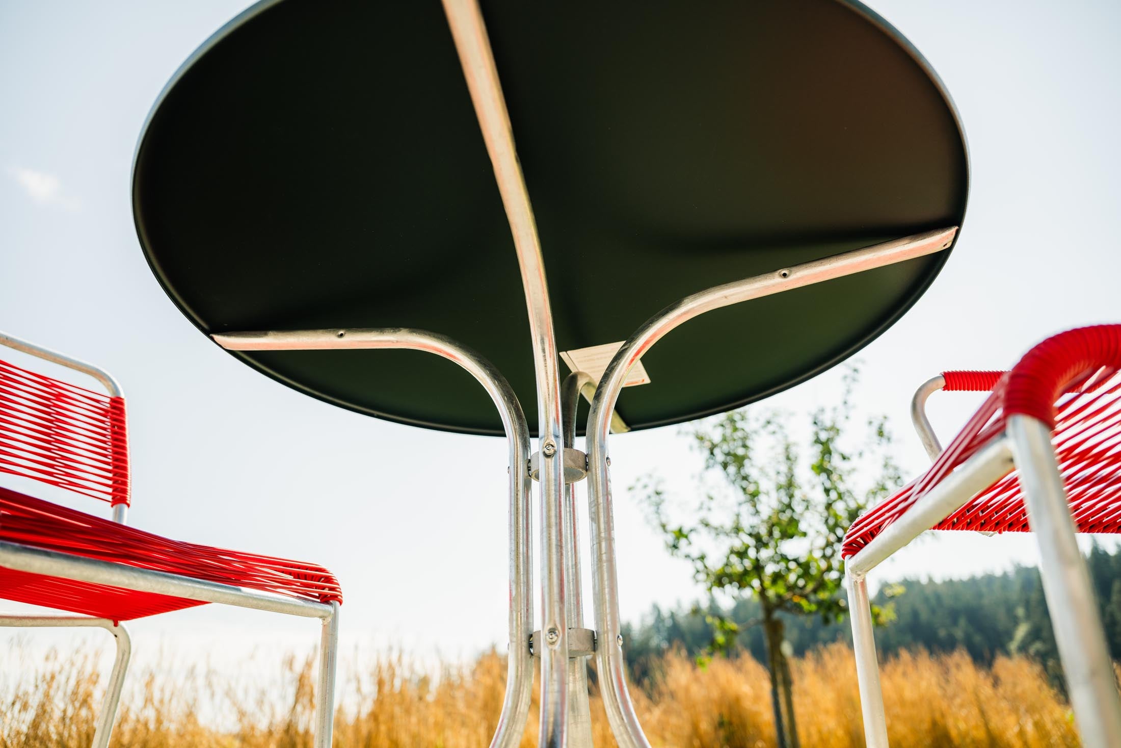 St. Moritz Metall-Gartentisch ø90 in Tannengrün präsentiert im Onlineshop von KAQTU Design AG. Gartentisch ist von Schaffner