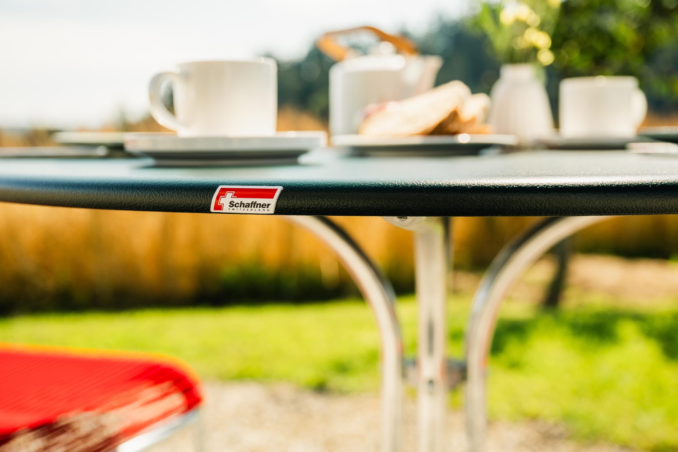 St. Moritz Metall-Gartentisch ø90 in Tannengrün präsentiert im Onlineshop von KAQTU Design AG. Gartentisch ist von Schaffner
