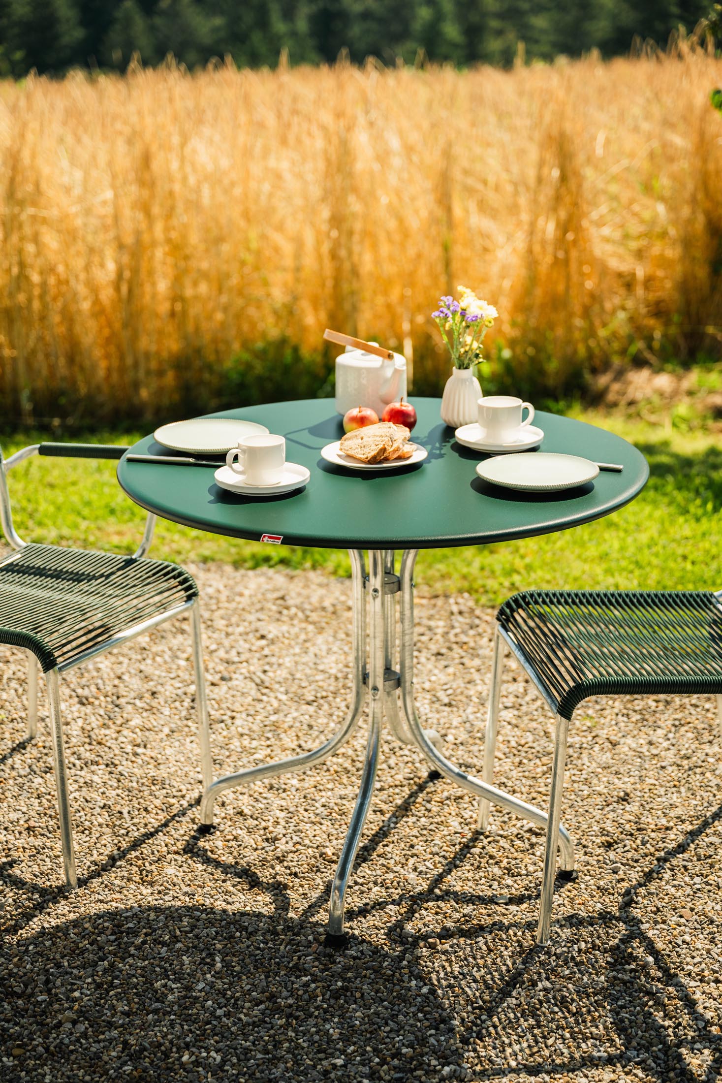 St. Moritz Metall-Gartentisch ø90 in Tannengrün präsentiert im Onlineshop von KAQTU Design AG. Gartentisch ist von Schaffner