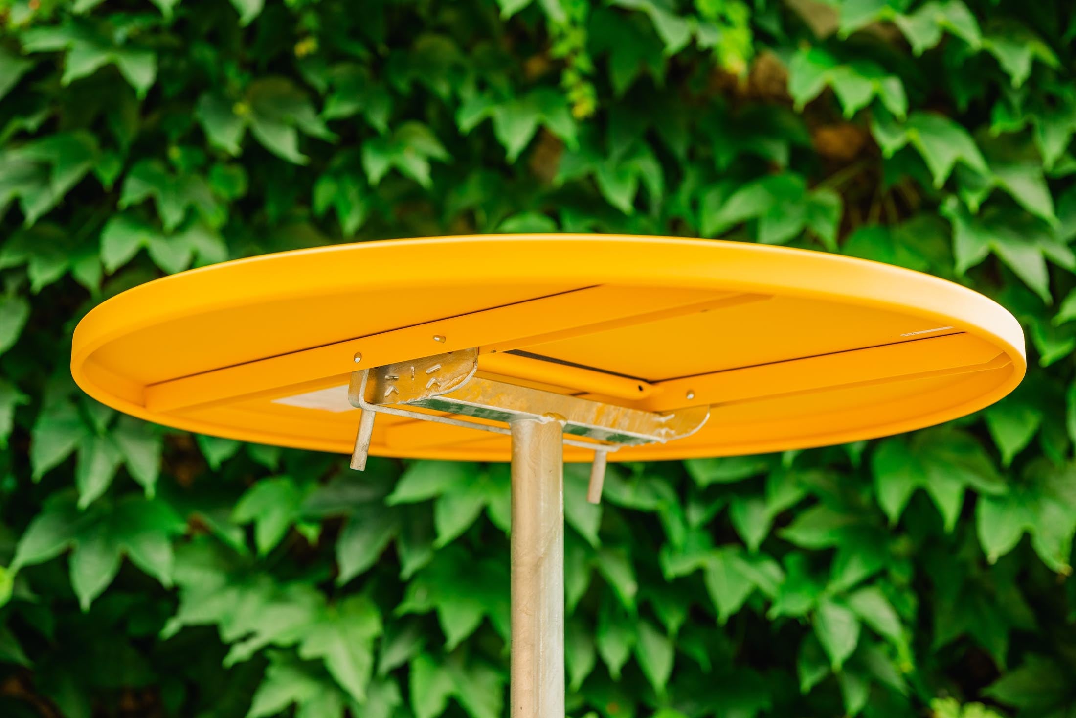 Säntis Metall-Gartentisch ø80 klappbar in Gelb präsentiert im Onlineshop von KAQTU Design AG. Gartentisch ist von Schaffner