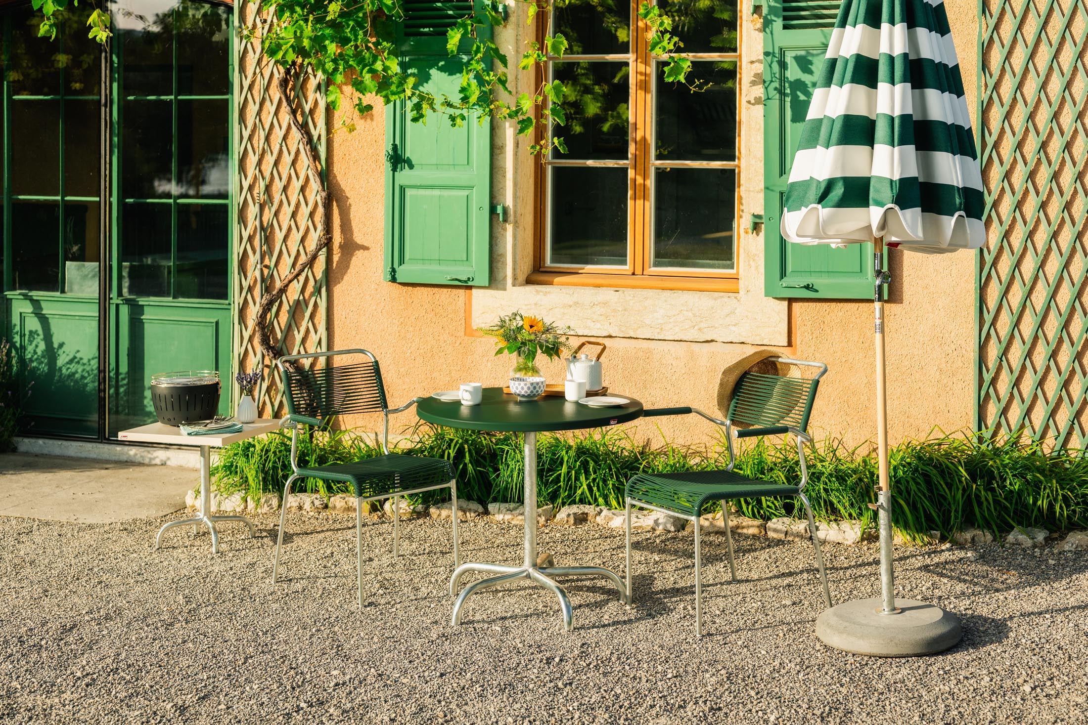 Robuster, wetterfester Säntis Metall-Gartentisch ø80 cm, klappbar, rostfrei, platzsparend, langlebig und ideal für Garten, Balkon oder Terrasse.