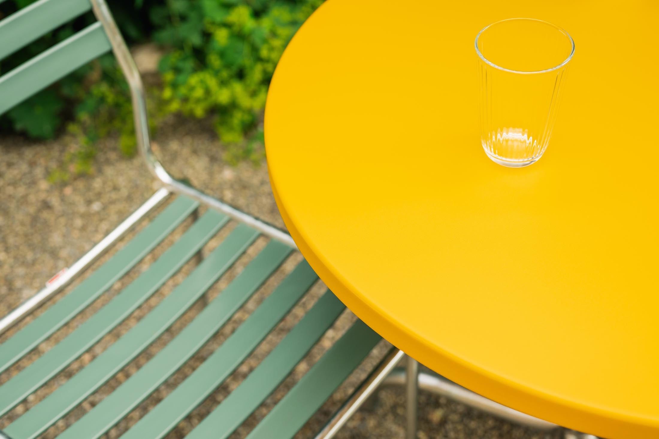 Säntis Metall-Gartentisch ø80 klappbar in Gelb präsentiert im Onlineshop von KAQTU Design AG. Gartentisch ist von Schaffner