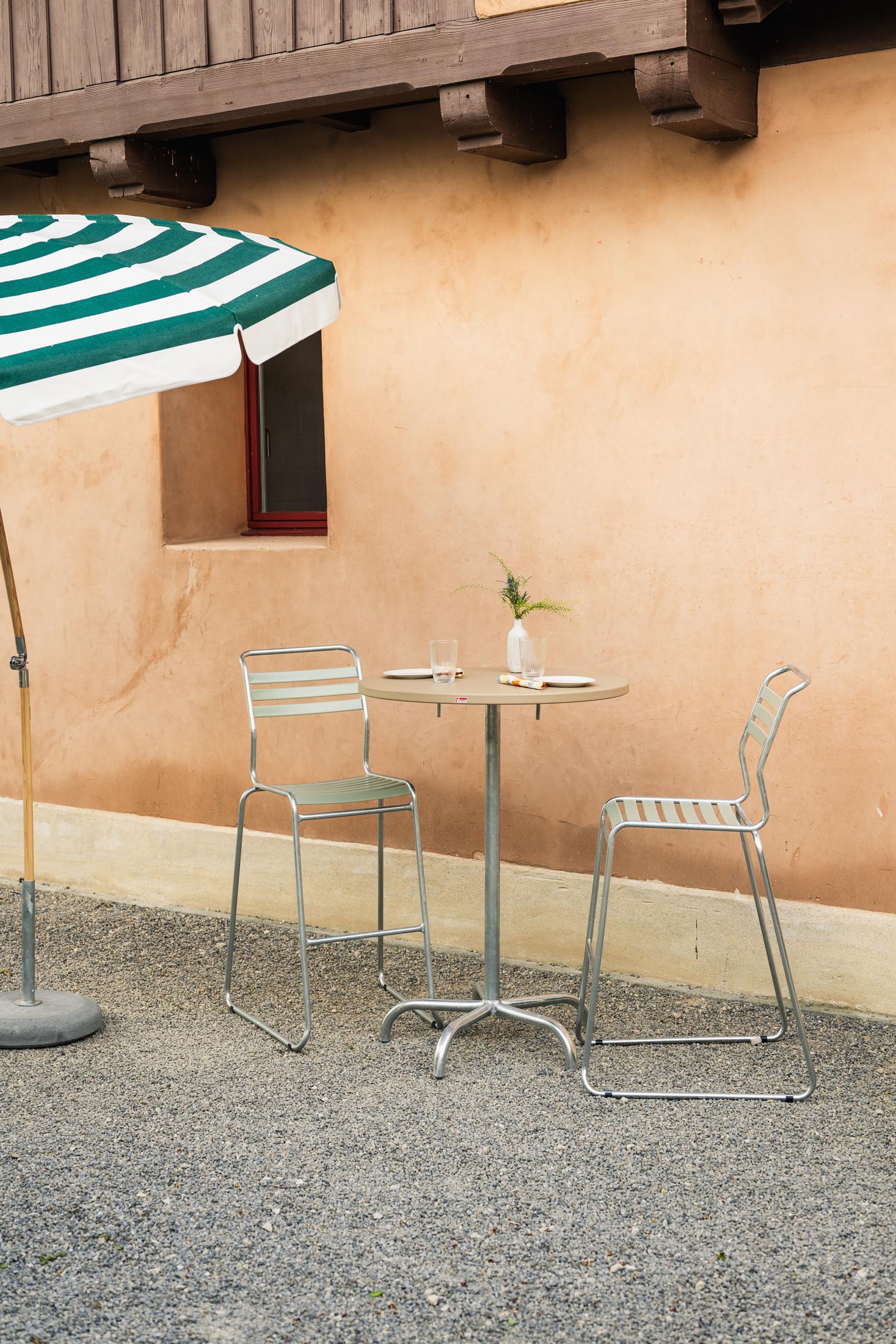Säntis Metall-Stehtisch Outdoor ø80 / 110 klappbar in Pastellbraun präsentiert im Onlineshop von KAQTU Design AG. Hochtisch Outdoor ist von Schaffner