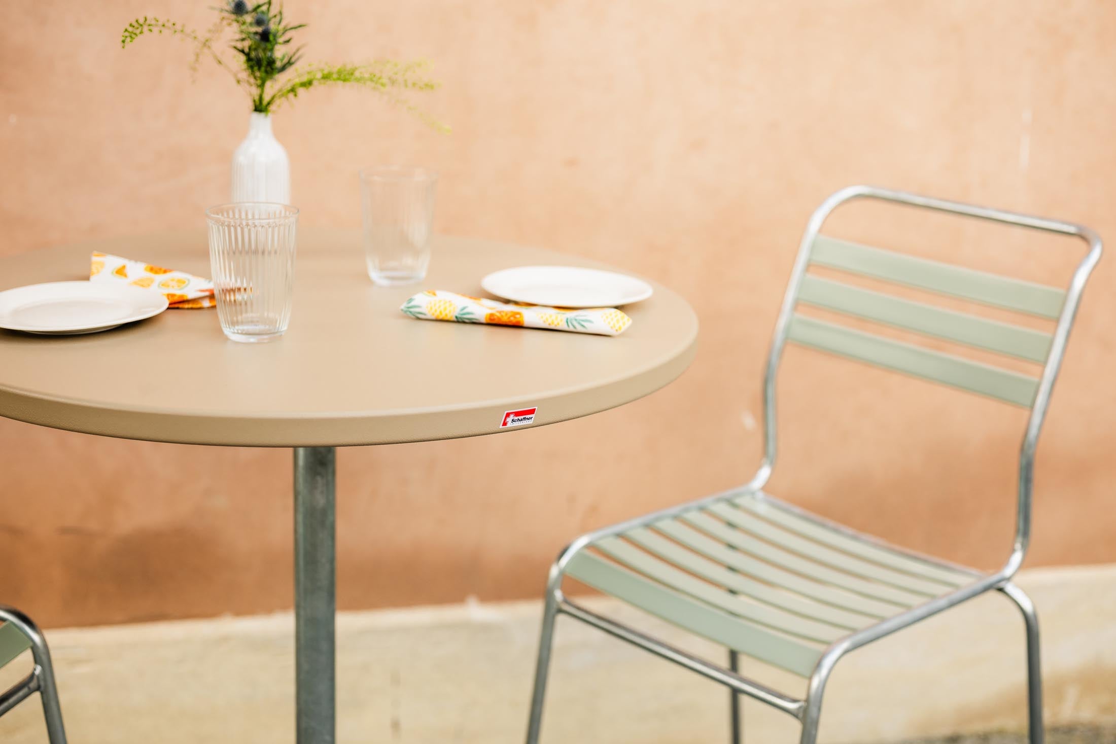 Säntis Metall-Stehtisch Outdoor ø80 / 110 klappbar in Pastellbraun präsentiert im Onlineshop von KAQTU Design AG. Hochtisch Outdoor ist von Schaffner