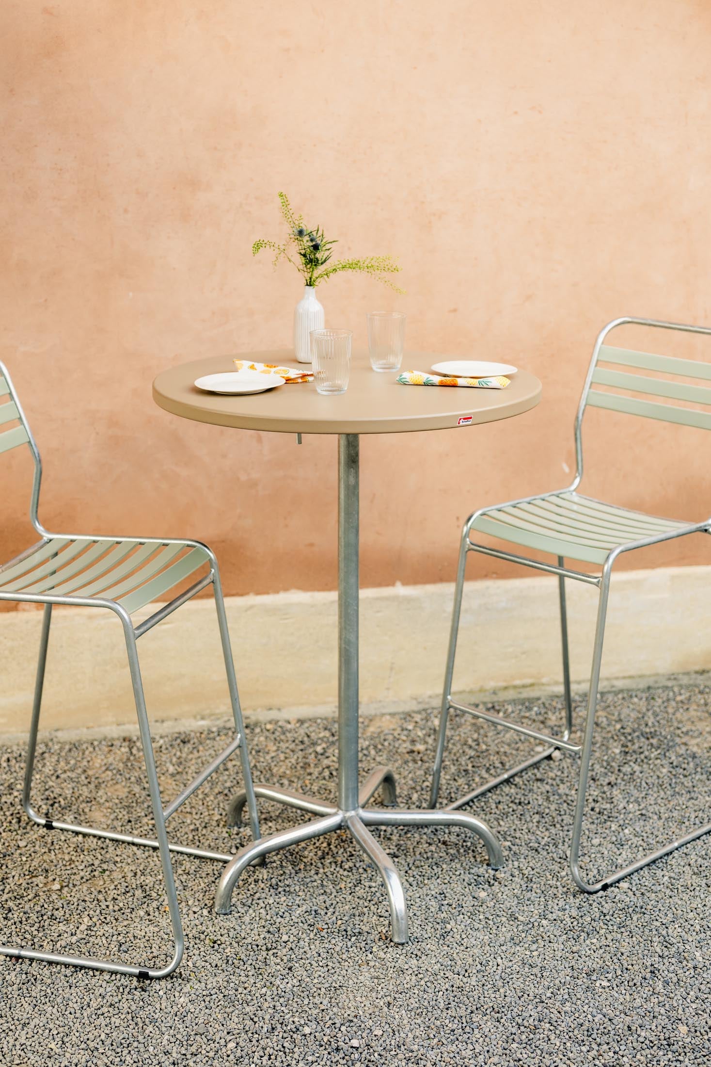 Säntis Metall-Stehtisch Outdoor ø80 / 110 klappbar in Pastellbraun präsentiert im Onlineshop von KAQTU Design AG. Hochtisch Outdoor ist von Schaffner