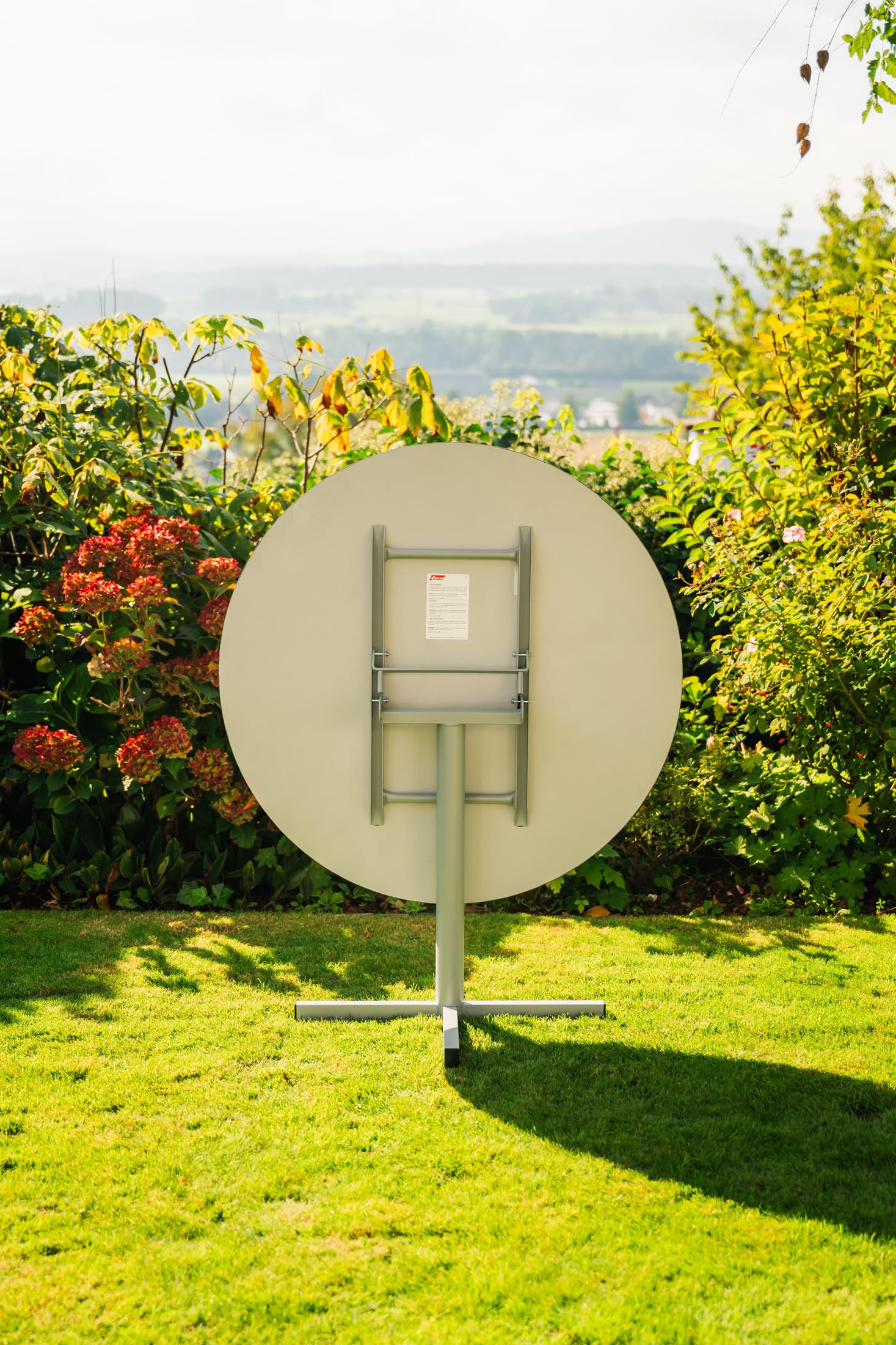 Luzern Glasfaser-Gartentisch Decor ø80 klappbar in Stromboli hell präsentiert im Onlineshop von KAQTU Design AG. Gartentisch ist von Schaffner