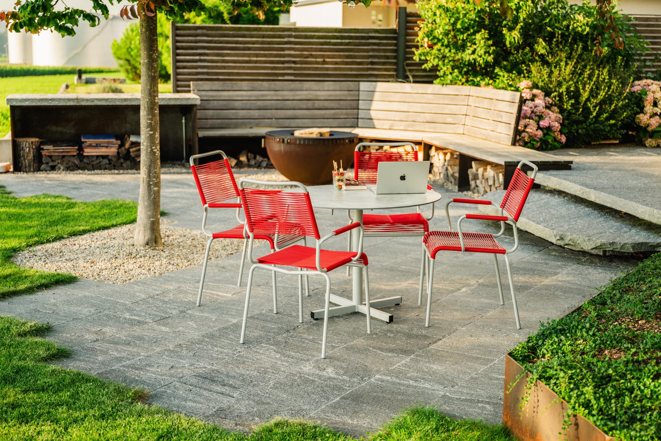 Luzern Glasfaser-Gartentisch Decor ø80 klappbar in Stromboli hell präsentiert im Onlineshop von KAQTU Design AG. Gartentisch ist von Schaffner
