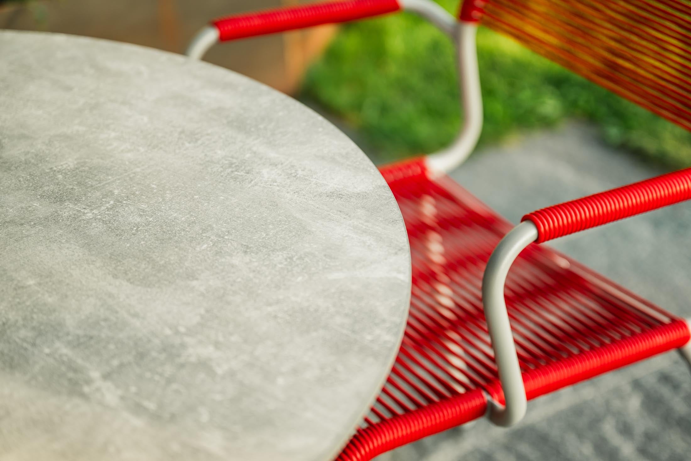 Luzern Glasfaser-Gartentisch Decor ø80 klappbar in Stromboli hell präsentiert im Onlineshop von KAQTU Design AG. Gartentisch ist von Schaffner