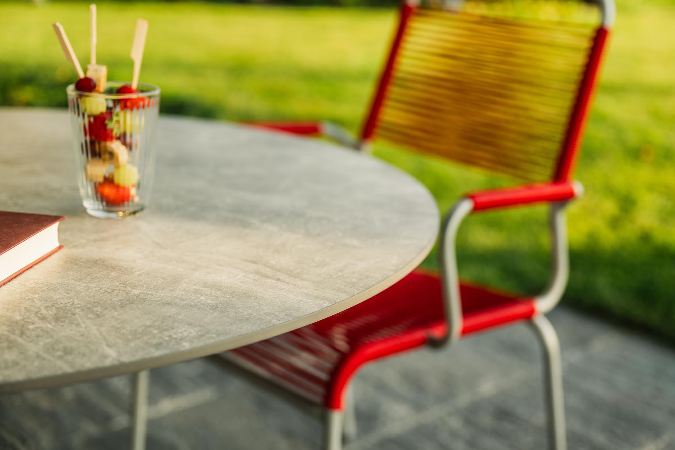 Luzern Glasfaser-Gartentisch Decor ø90 klappbar in Stromboli hell präsentiert im Onlineshop von KAQTU Design AG. Gartentisch ist von Schaffner