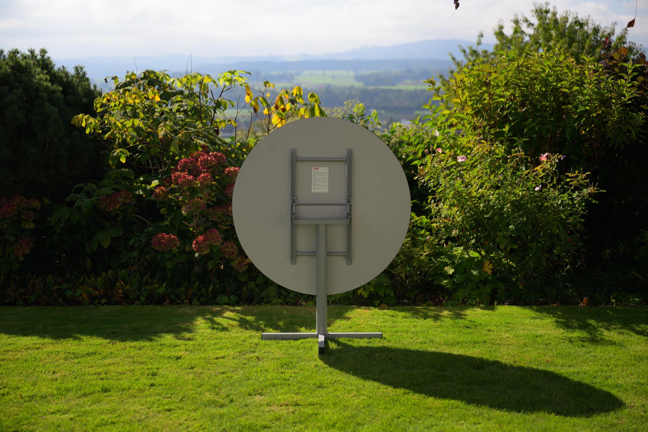 Luzern Glasfaser-Gartentisch Decor ø90 klappbar in Stromboli hell präsentiert im Onlineshop von KAQTU Design AG. Gartentisch ist von Schaffner