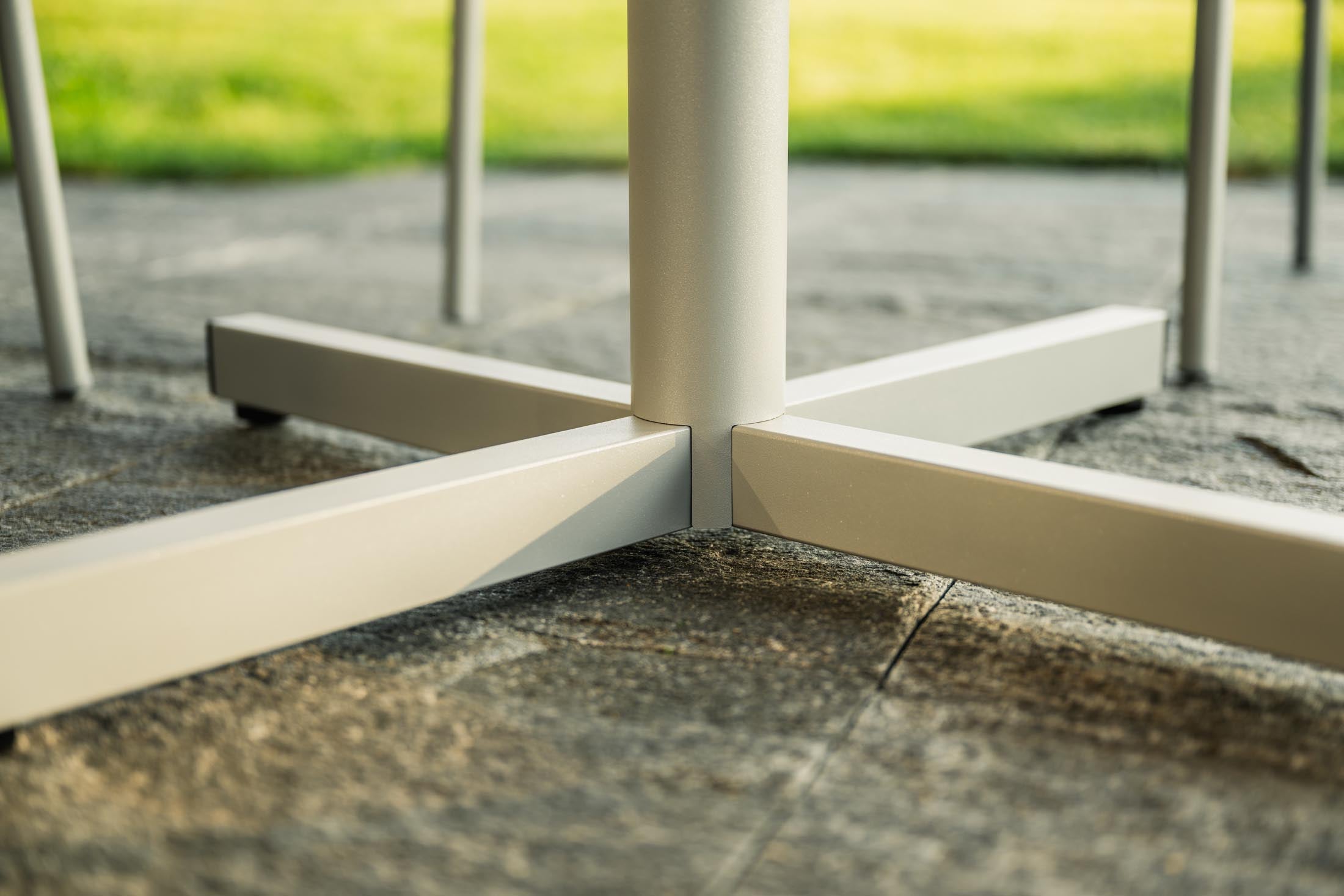 Luzern Glasfaser-Gartentisch Decor ø100 klappbar in Stromboli hell präsentiert im Onlineshop von KAQTU Design AG. Gartentisch ist von Schaffner
