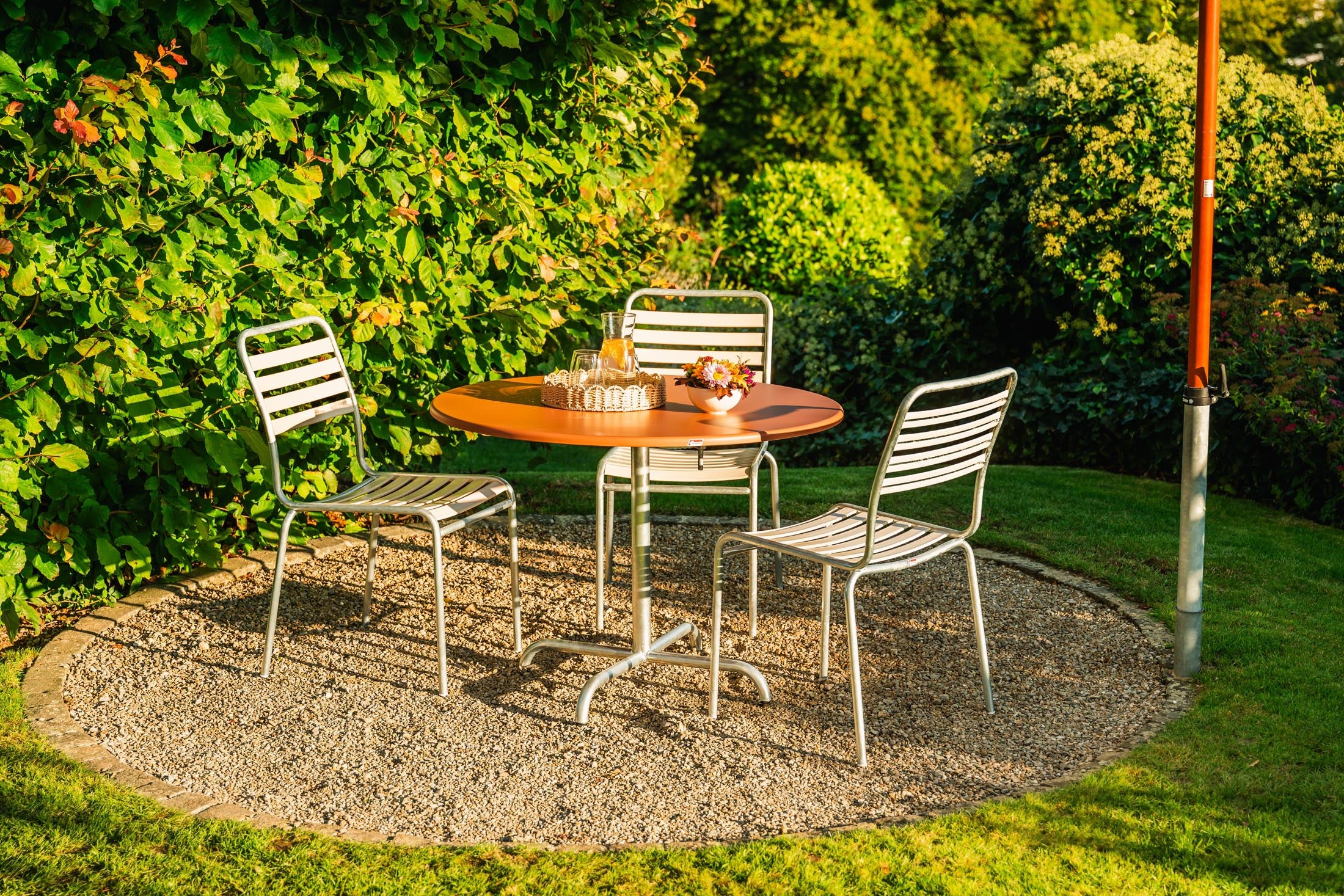 Davos Glasfaser-Gartentisch ø100 klappbar in Ahornrot präsentiert im Onlineshop von KAQTU Design AG. Gartentisch ist von Schaffner