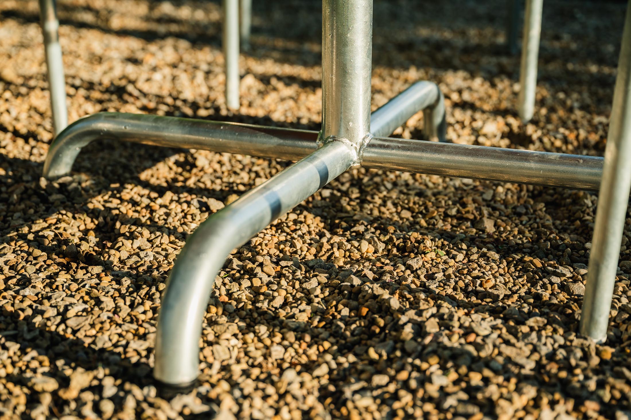 Moderner, wetterfester Glasfaser-Gartentisch ø100 mit Klappfunktion, langlebig, Schweizer Qualität, stilvolles Design, platzsparend für Garten & Terrasse.