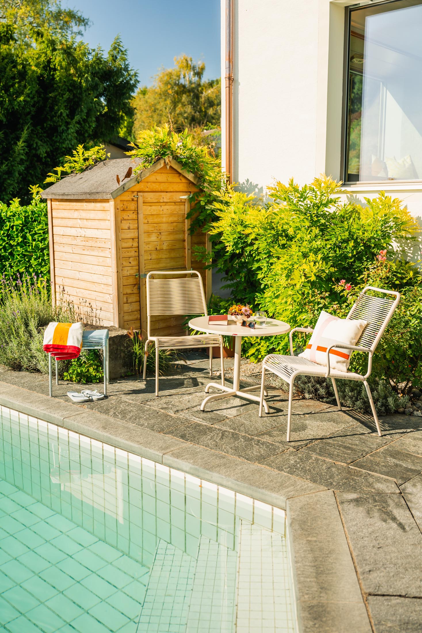 Davos Glasfaser-Salontisch ø75 / 62 klappbar in Pastellgrün präsentiert im Onlineshop von KAQTU Design AG. Beistelltisch Outdoor ist von Schaffner