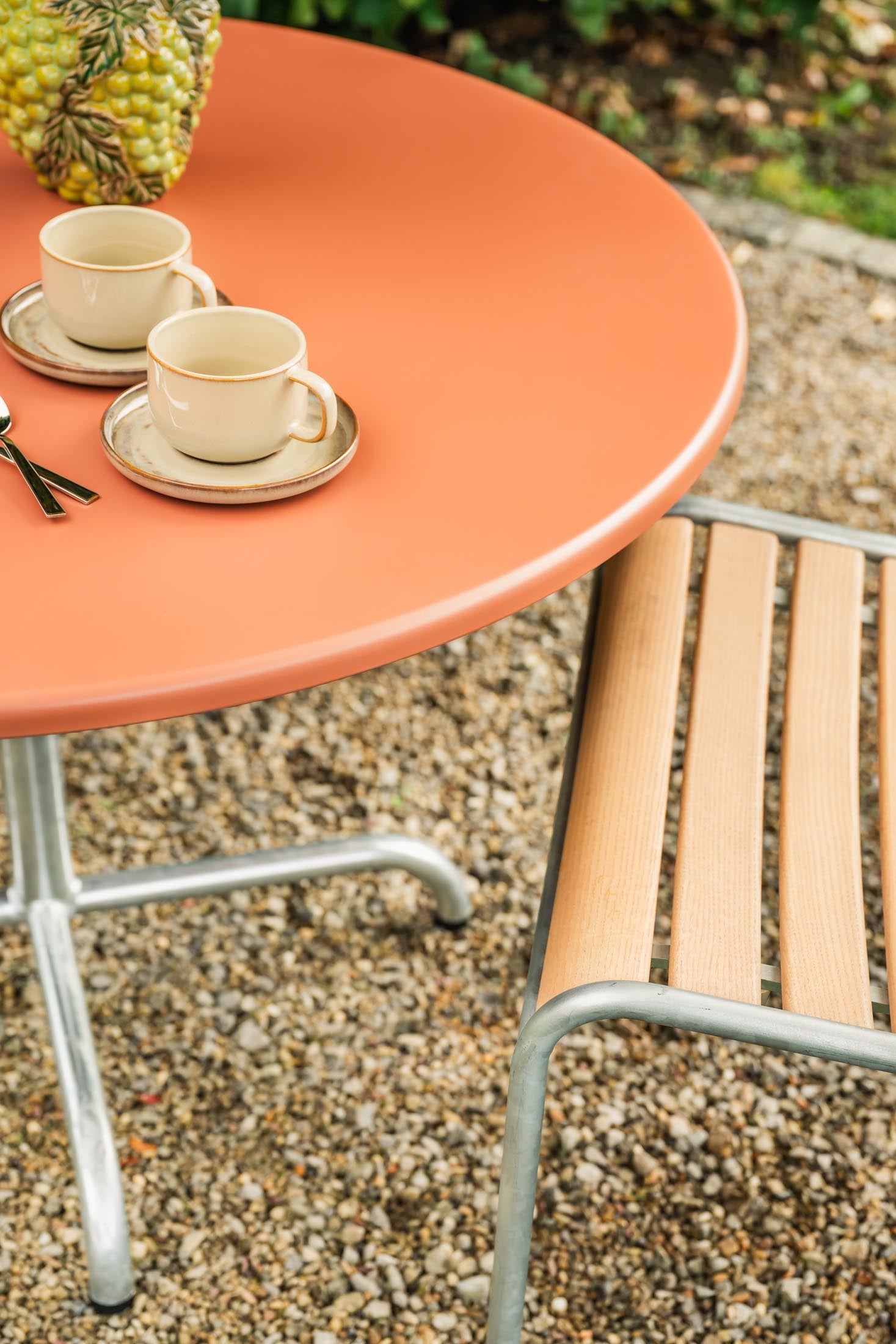 Davos Glasfaser-Salontisch ø100 / 62 klappbar in Pastellterracotta präsentiert im Onlineshop von KAQTU Design AG. Beistelltisch Outdoor ist von Schaffner