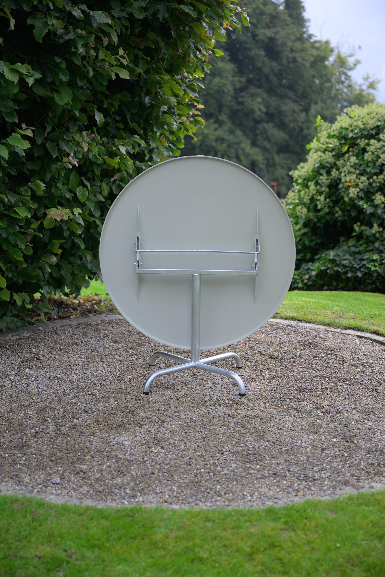Davos Glasfaser-Salontisch ø100 / 62 klappbar in Pastellgrün präsentiert im Onlineshop von KAQTU Design AG. Beistelltisch Outdoor ist von Schaffner