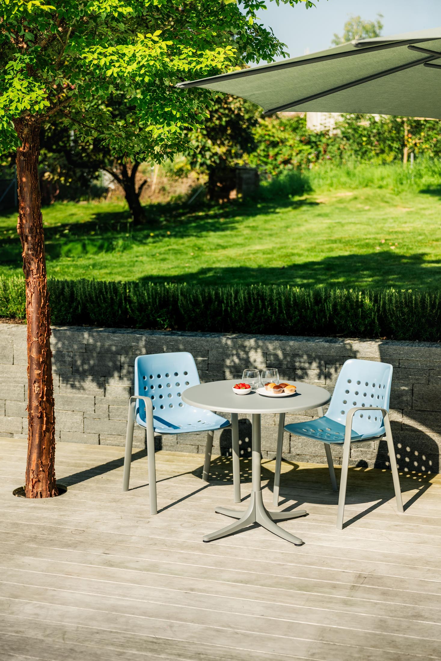 Schaffhausen Glasfaser-Gartentisch ø75 klappbar in Alusilber präsentiert im Onlineshop von KAQTU Design AG. Gartentisch ist von Schaffner