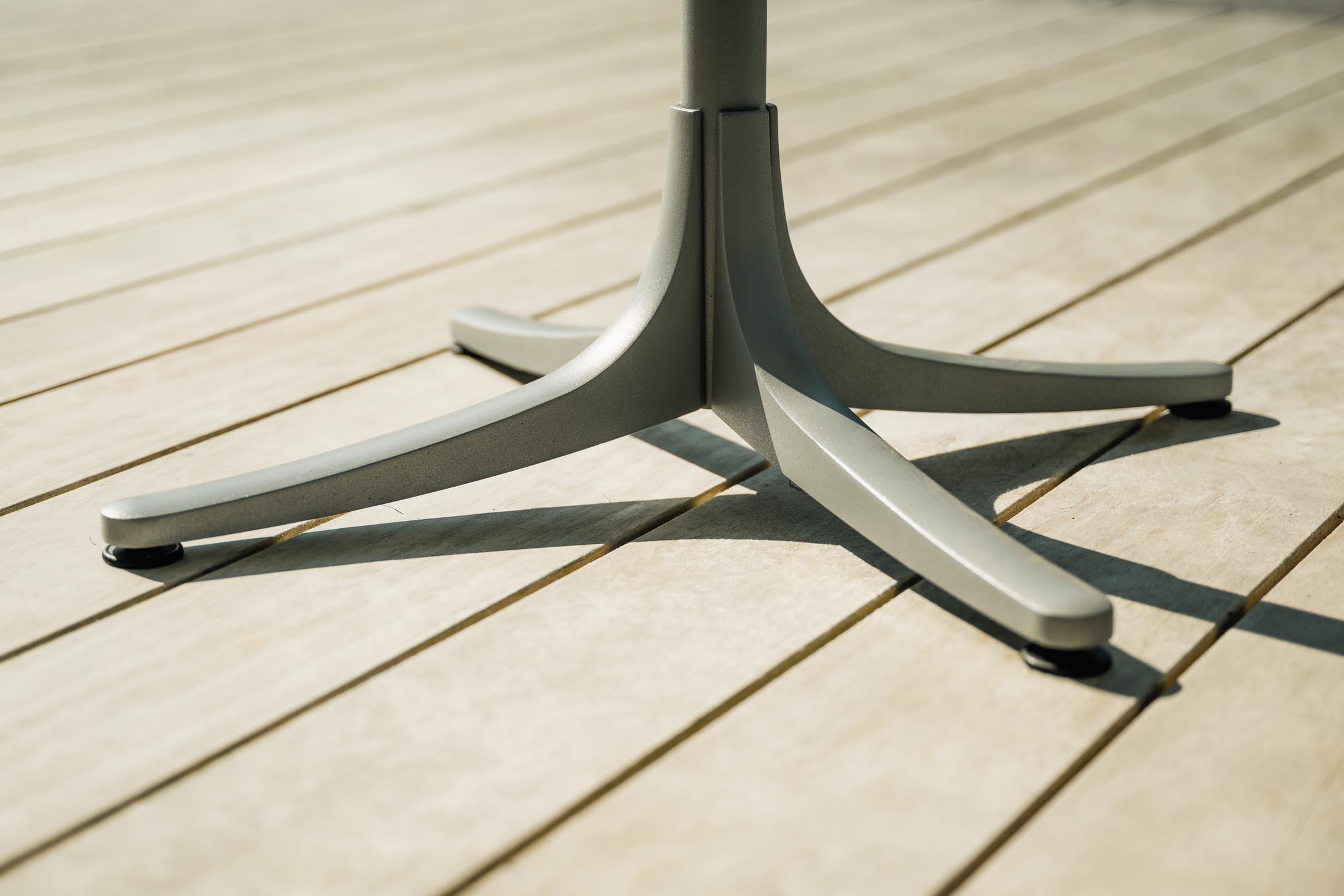 Eleganter, klappbarer Schaffhausen Gartentisch ø75 aus wetterfesten Glasfasermaterialien, robust, leicht zu pflegen und in Schweizer Qualität für den Außenbereich.