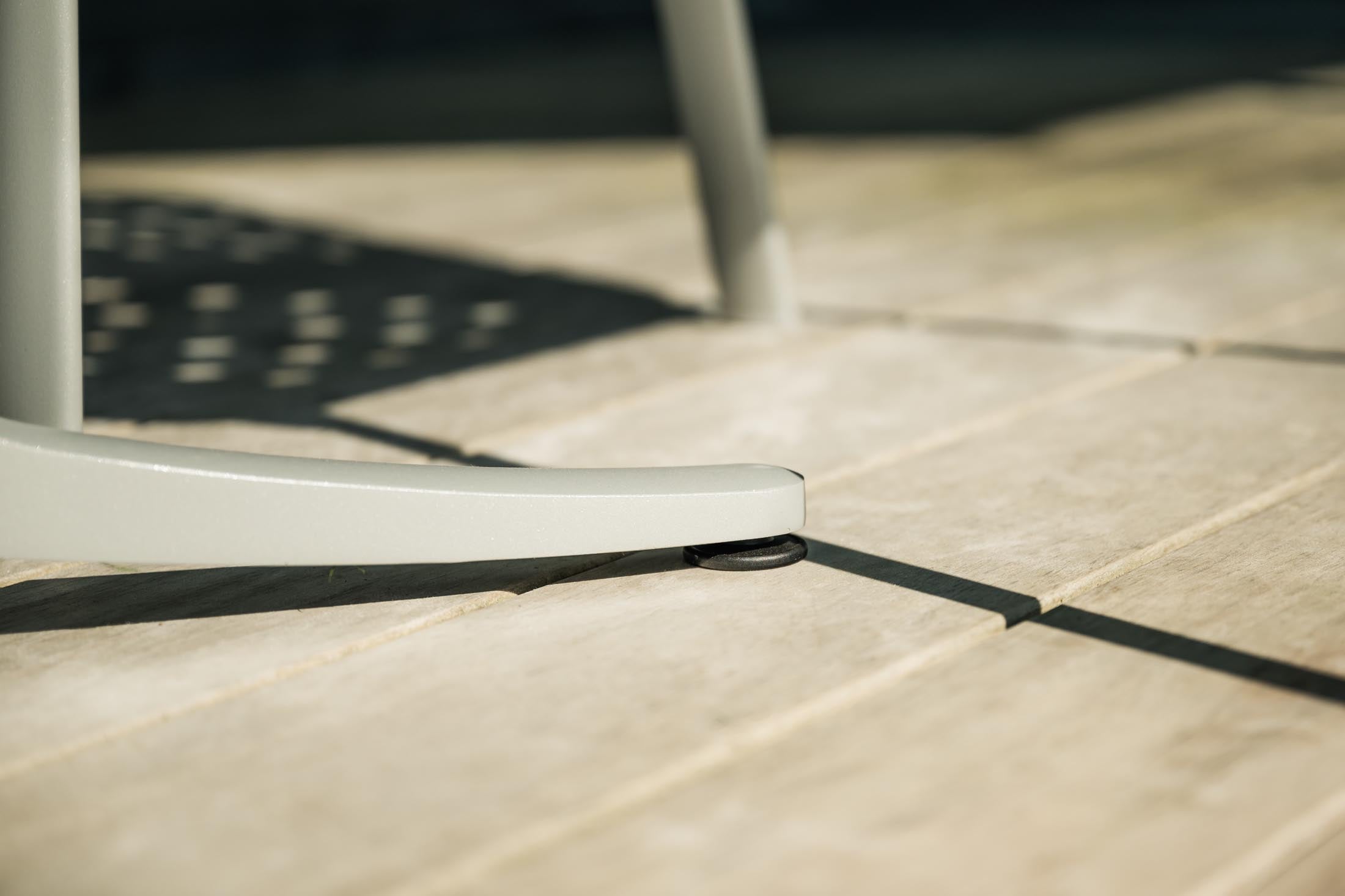 Moderner, klappbarer Schaffhausen Gartentisch ø75 aus langlebigem Glasfaser, wetterfest, leicht zu reinigen und in hochwertiger Schweizer Qualität für den Außenbereich.