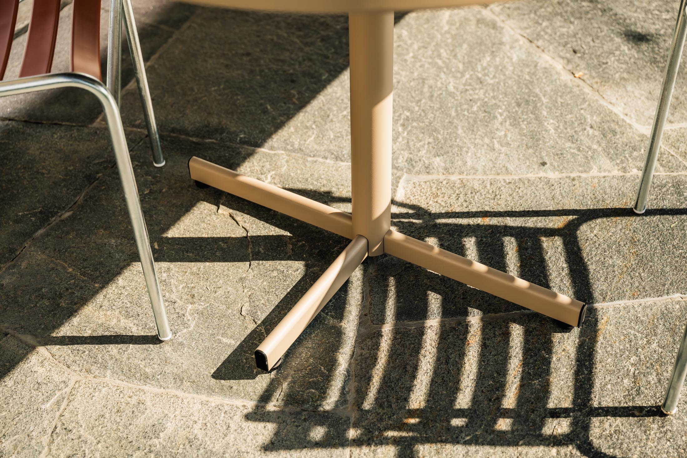 Eleganter Glasfaser-Gartentisch aus der Bodensee Kollektion, 160/218x95 cm, klappbar & ausziehbar, wetterfest, robust, Schweizer Qualität – ideal für Garten & Balkon.