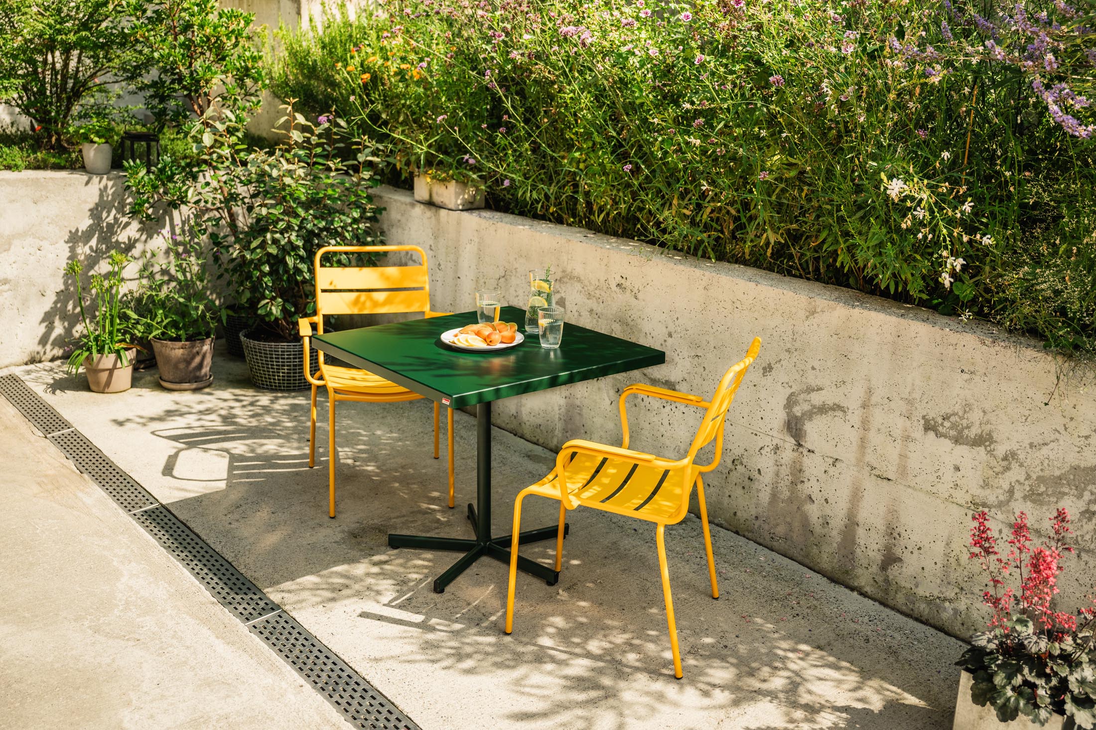Schaffner Bodensee Glasfaser-Gartentisch 80x80 cm, klappbar, wetterfest, hitzebeständig, langlebig, elegantes Design, Schweizer Qualität für den Outdoor-Bereich.