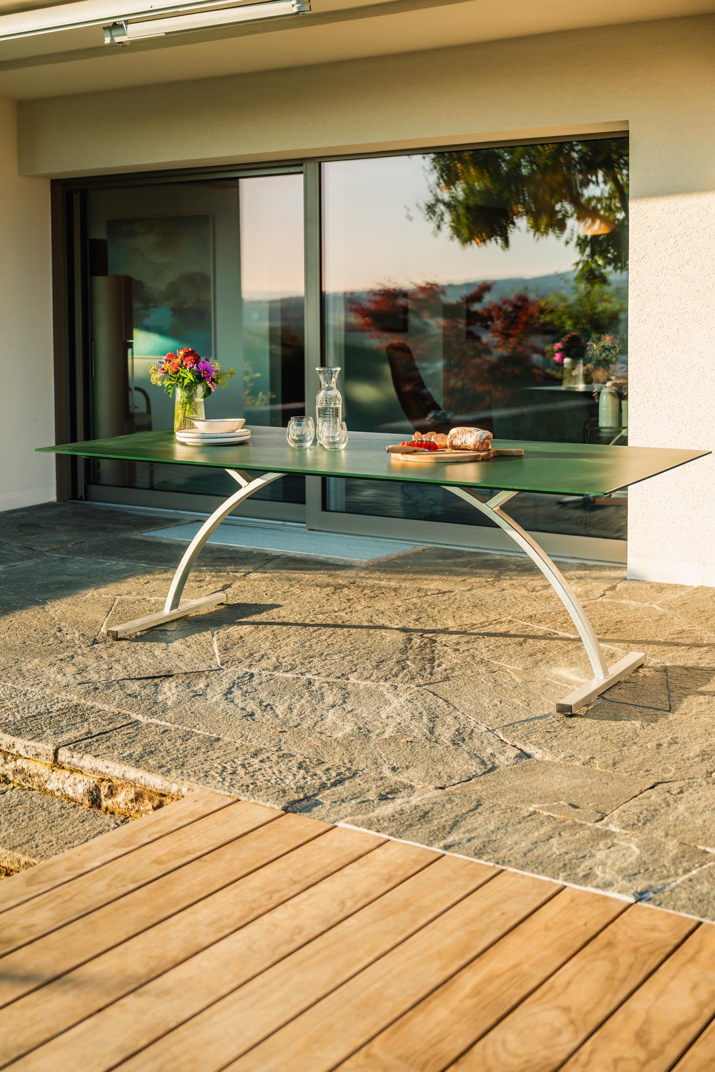 Stilvoller, klappbarer Bernardino Gartentisch aus wetterfestem Glasfaser, 220x100 cm, UV-beständig, pflegeleicht und langlebig – perfekt für Garten, Terrasse oder Balkon.