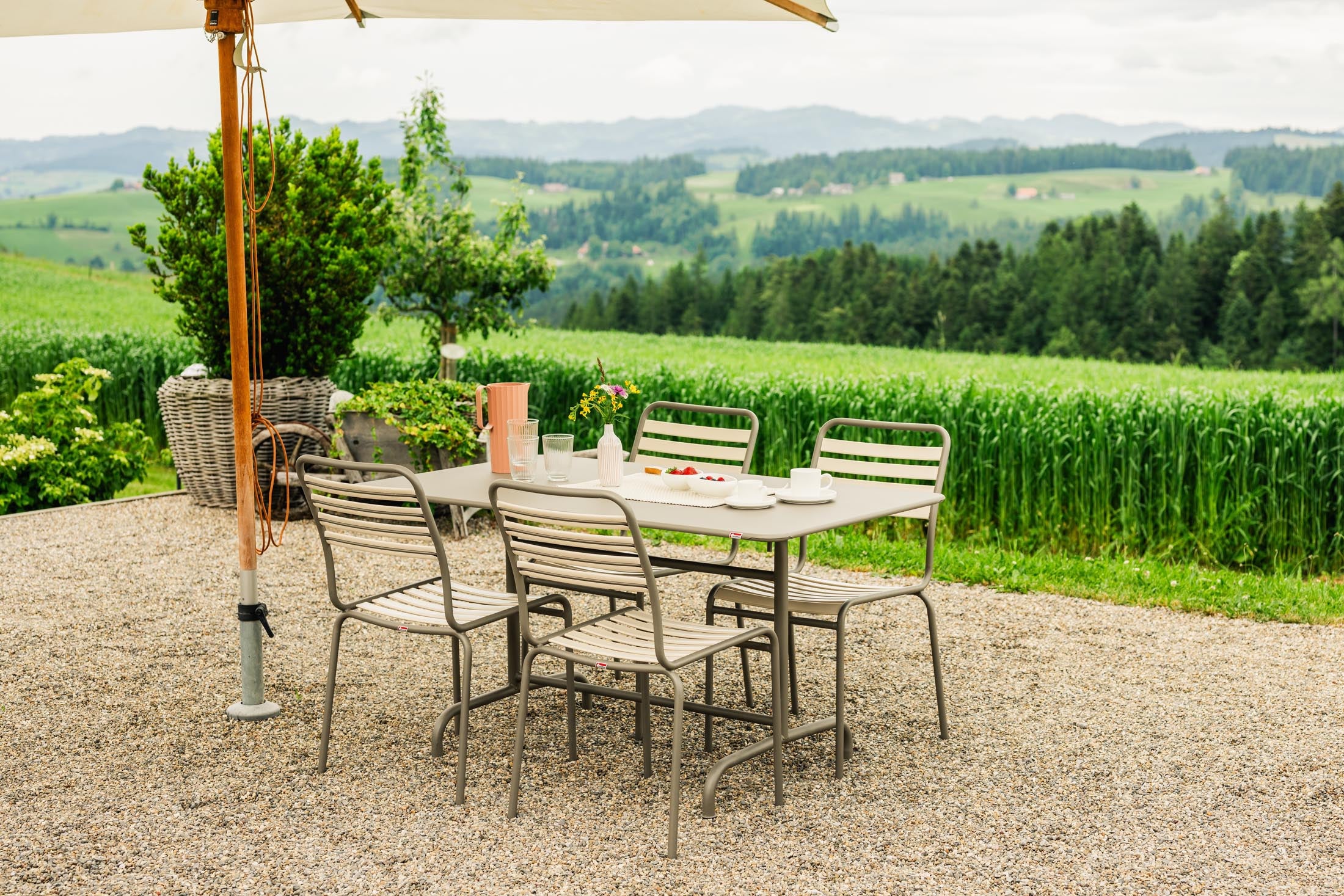 Rigi Metall-Gartentisch 120x70 klappbar in Pastellsand präsentiert im Onlineshop von KAQTU Design AG. Gartentisch ist von Schaffner