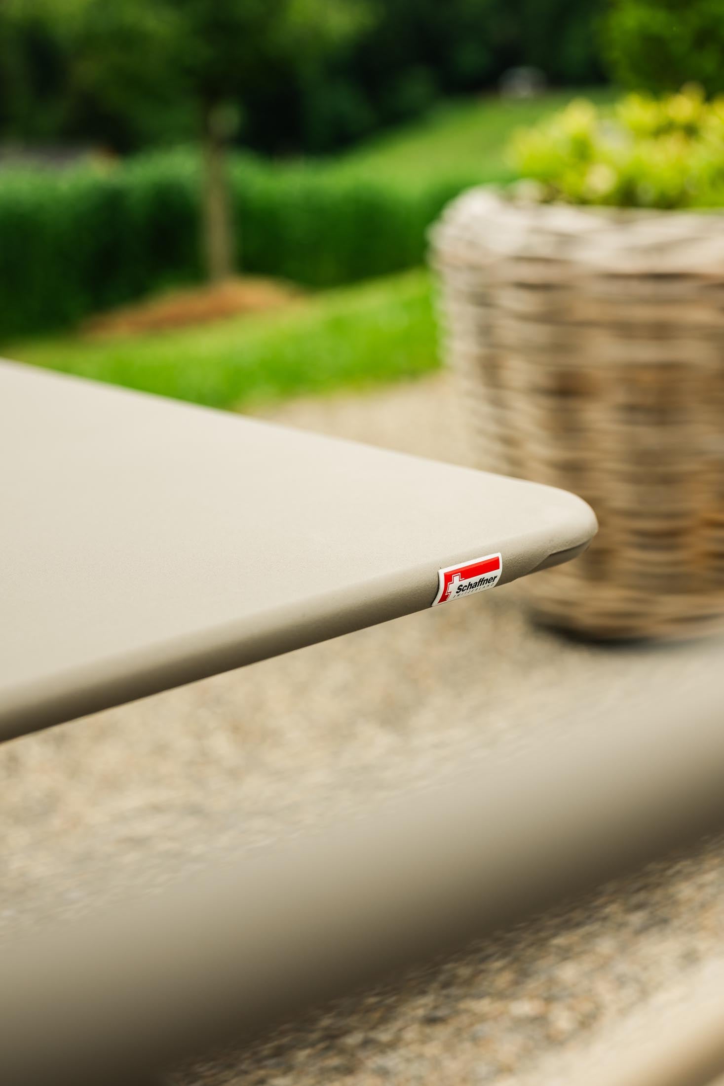 Moderner klappbarer Gartentisch aus Metall in sanften Pastelltönen, perfekt für entspannte Stunden im Freien, stilvoll in Szene gesetzt.