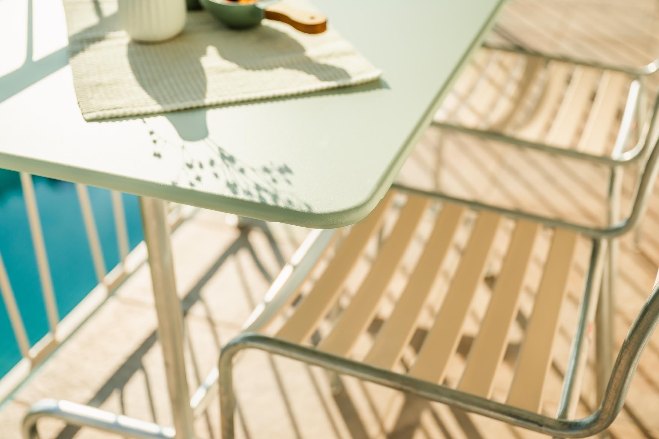 Rigi Metall-Gartentisch 120x70 klappbar in Pastellgrün präsentiert im Onlineshop von KAQTU Design AG. Gartentisch ist von Schaffner