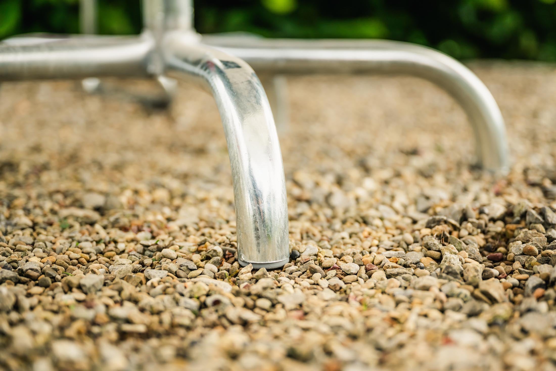 Eleganter klappbarer Gartentisch Säntis aus robustem Metall, ideal für gemütliche Stunden im Freien. Perfekt für jeden Außenbereich.