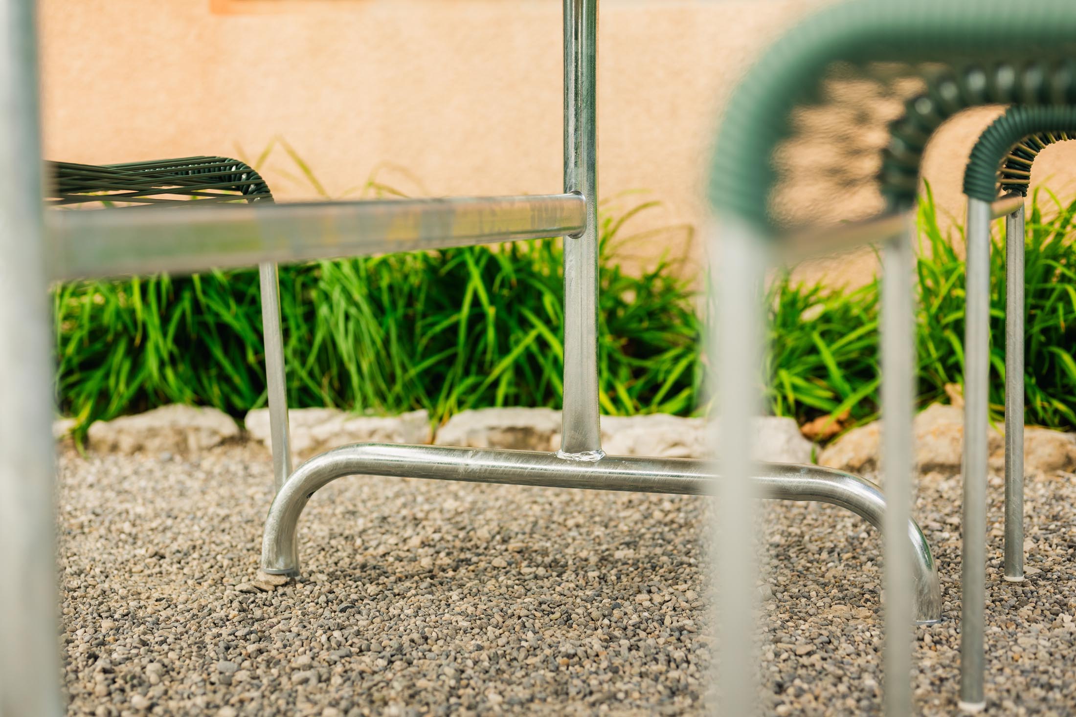 Robuster, klappbarer Säntis Metall-Gartentisch 140x80 aus Schweizer Qualität. Wetterfest, pflegeleicht und perfekt für Garten, Balkon oder Terrasse.