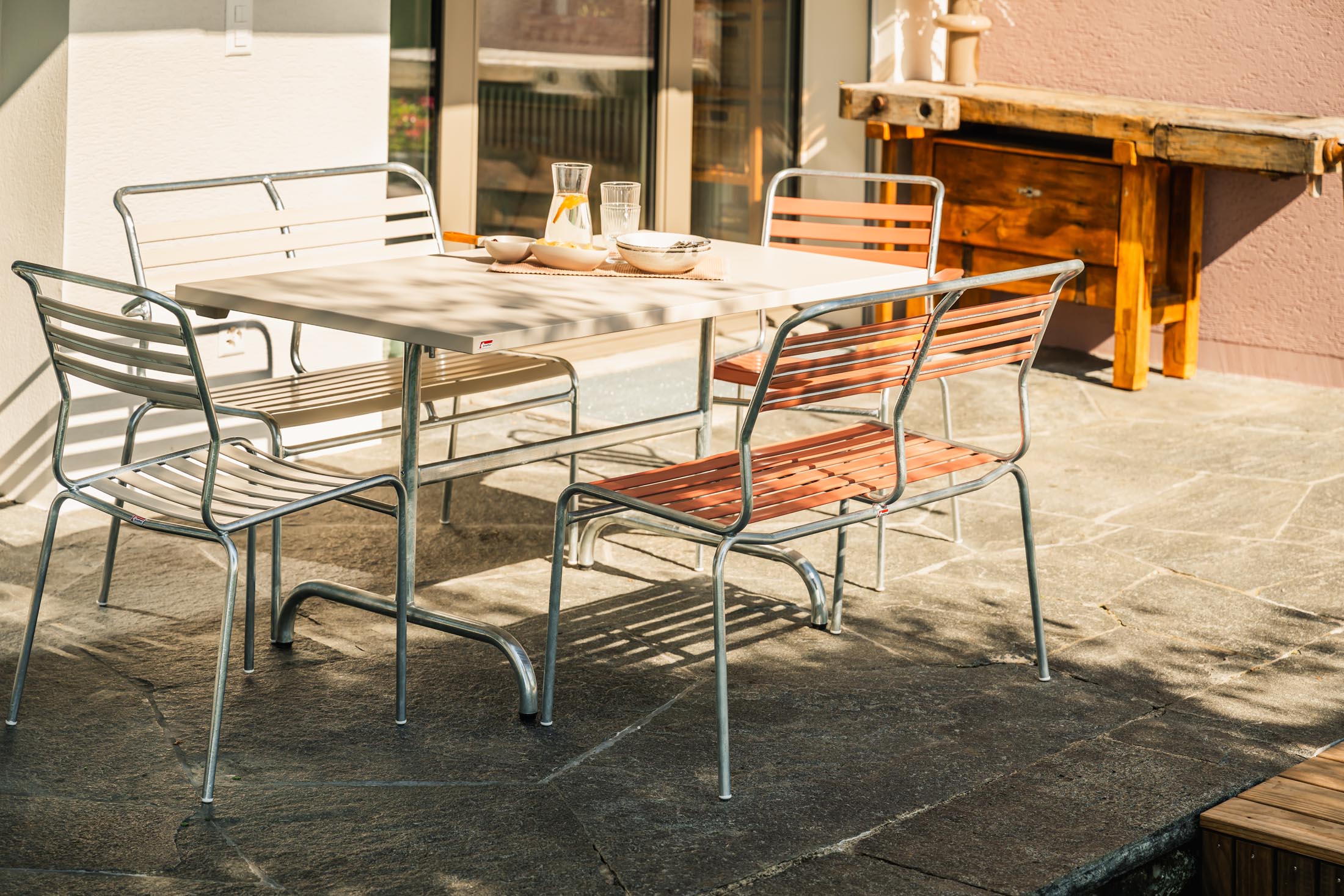 Hochwertiger, klappbarer Säntis Metall-Gartentisch 140x80 aus Schweizer Produktion. Wetterfest, langlebig, platzsparend und ideal für Garten, Balkon oder Terrasse.